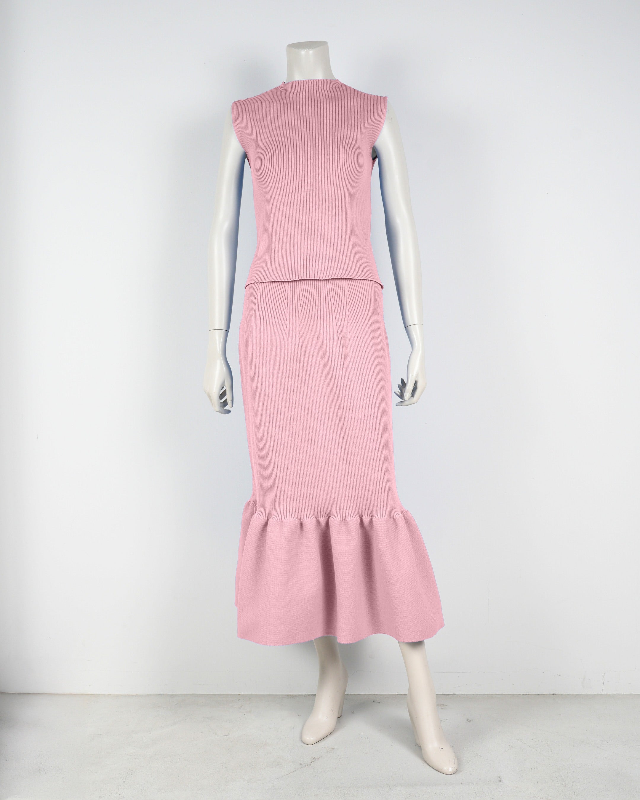 Sleeveless pullover x mermaid skirt