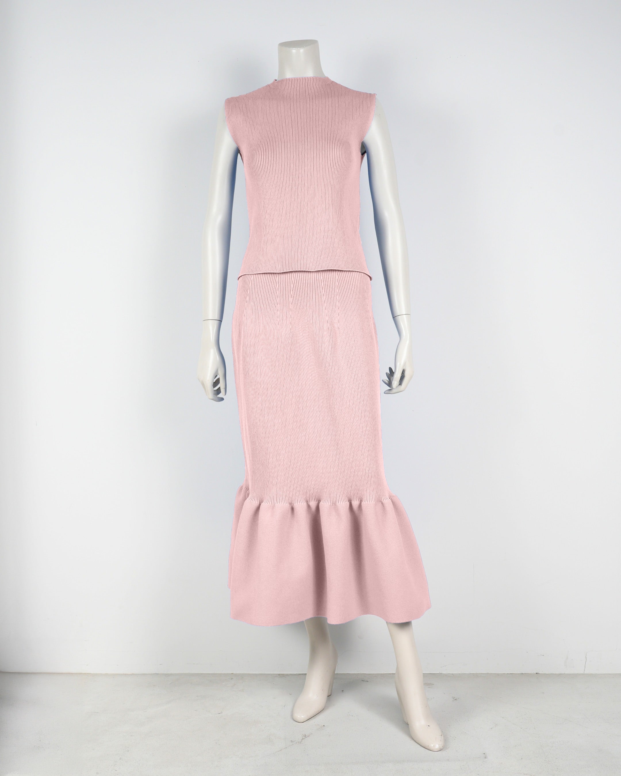 Sleeveless pullover x mermaid skirt
