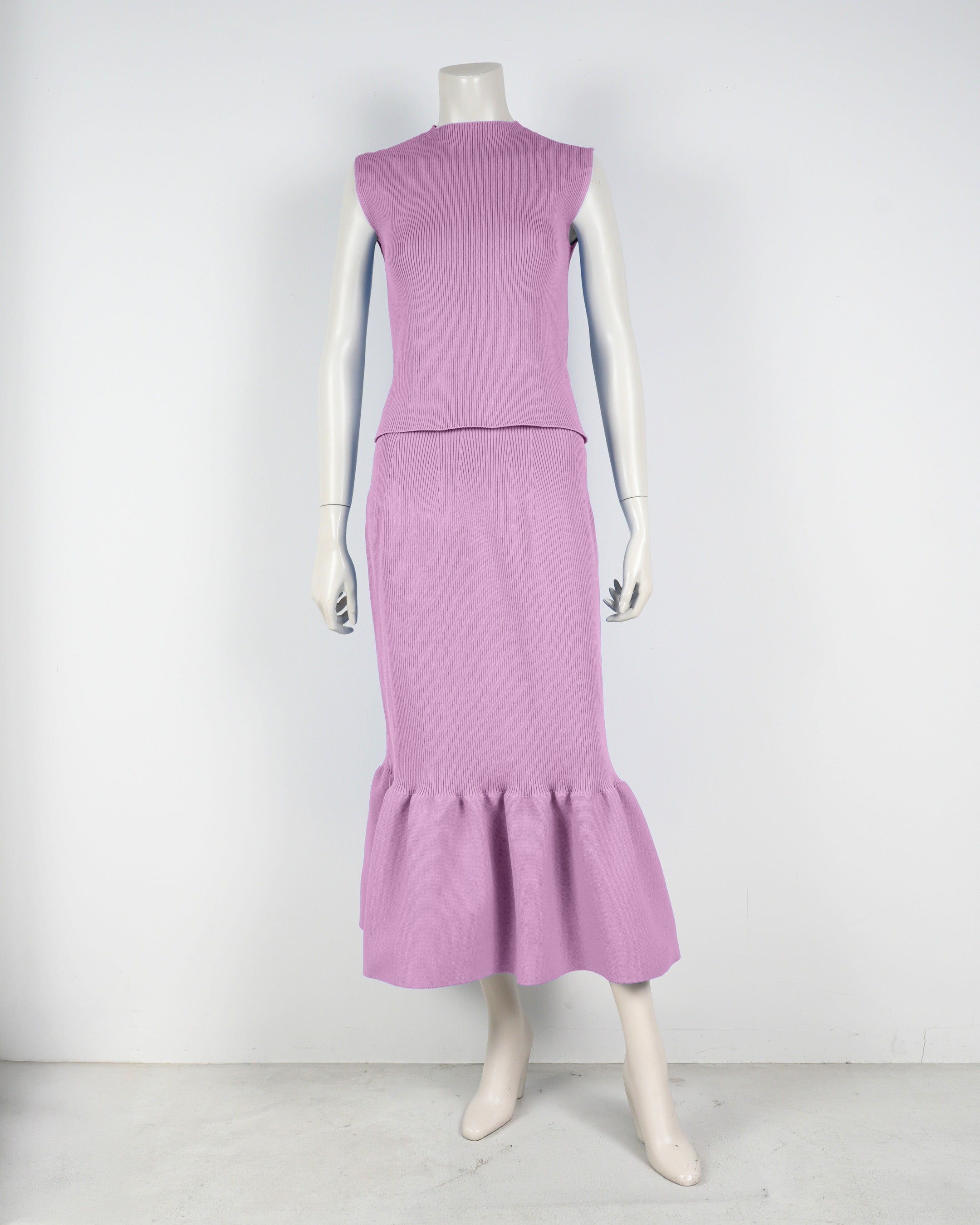 Sleeveless pullover x mermaid skirt