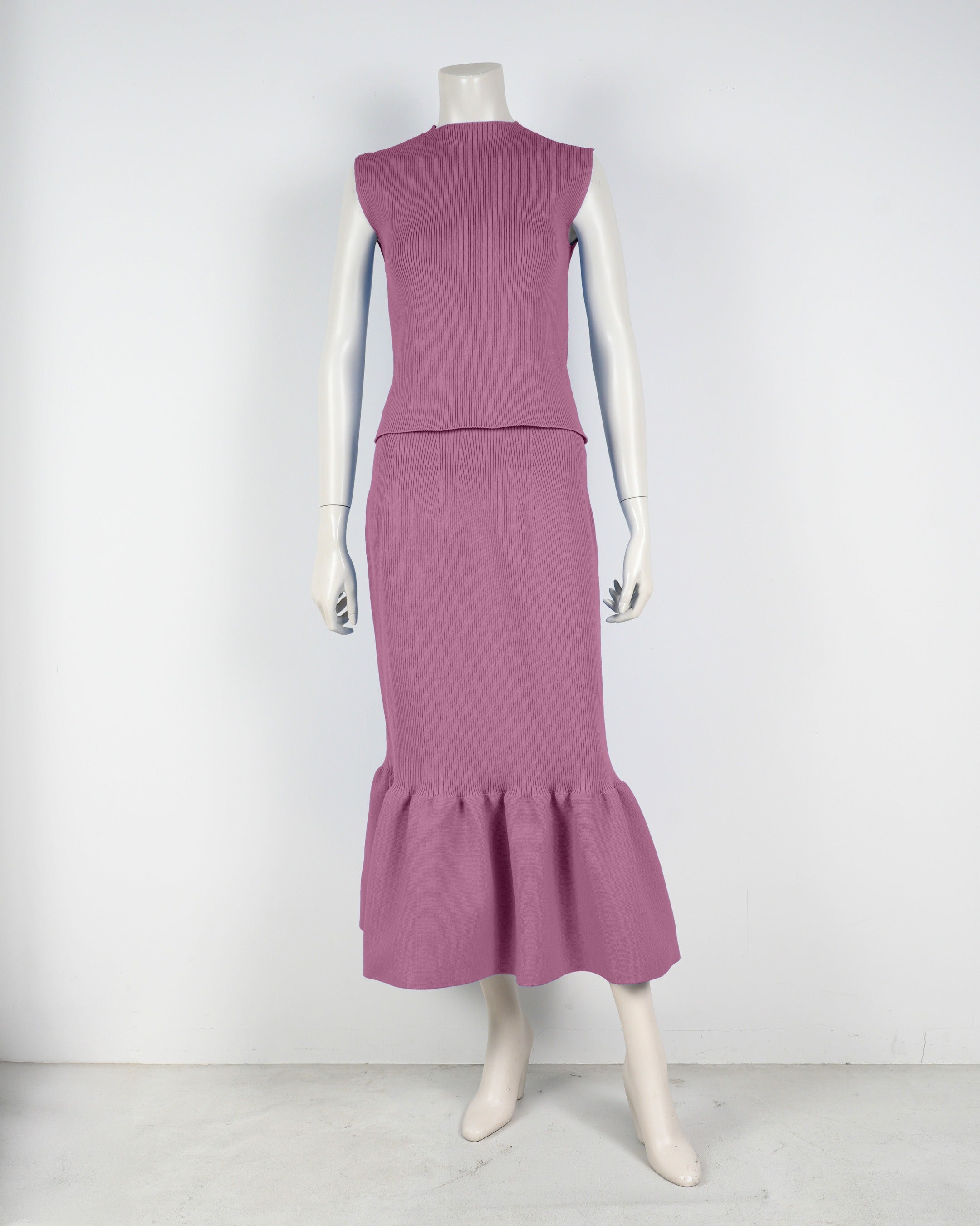 Sleeveless pullover x mermaid skirt
