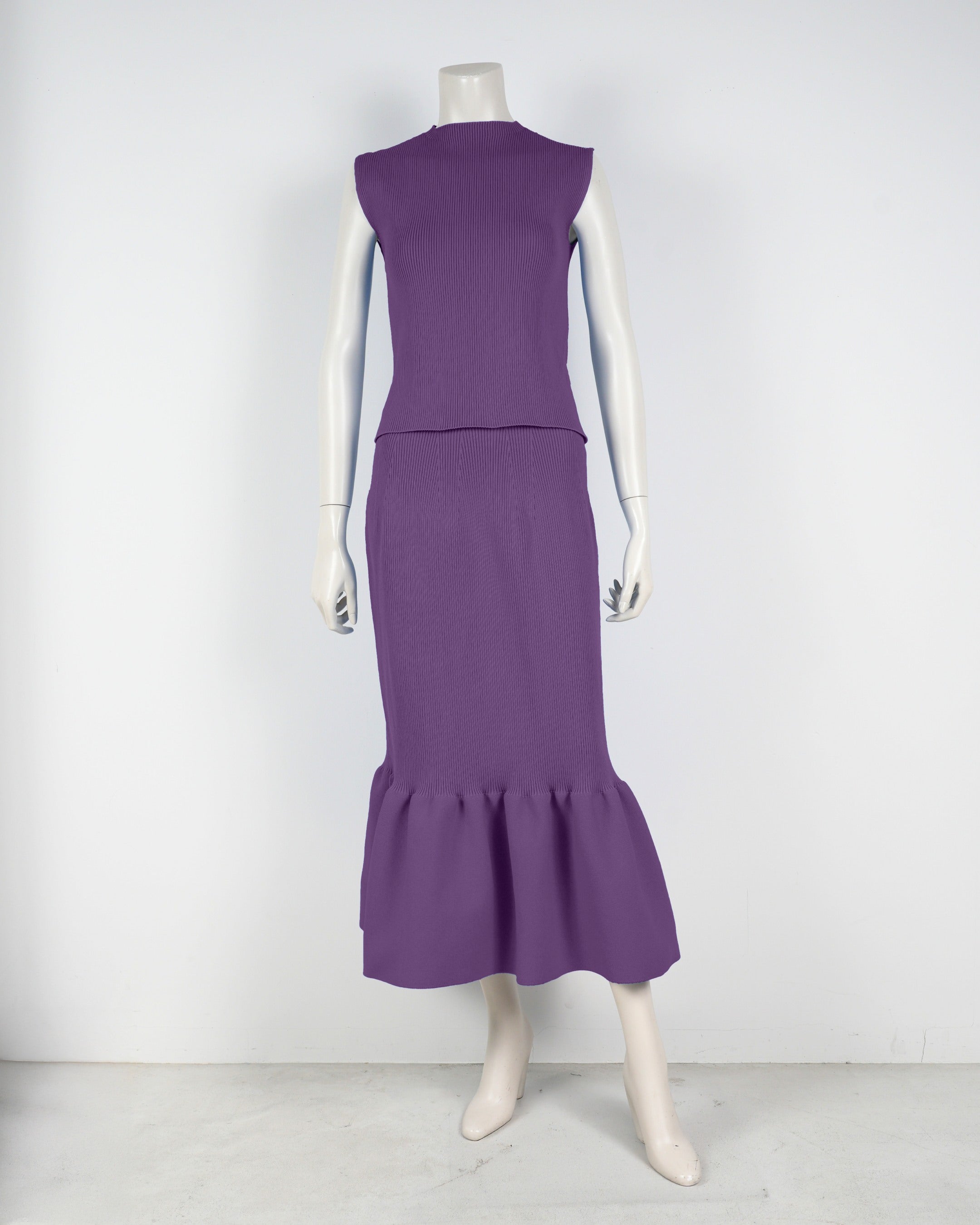 Sleeveless pullover x mermaid skirt