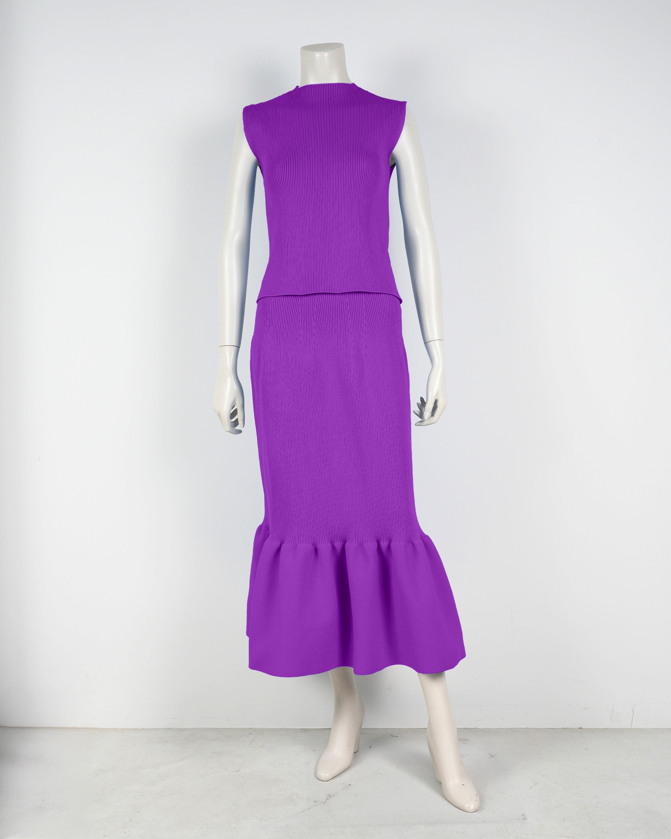 Sleeveless pullover x mermaid skirt