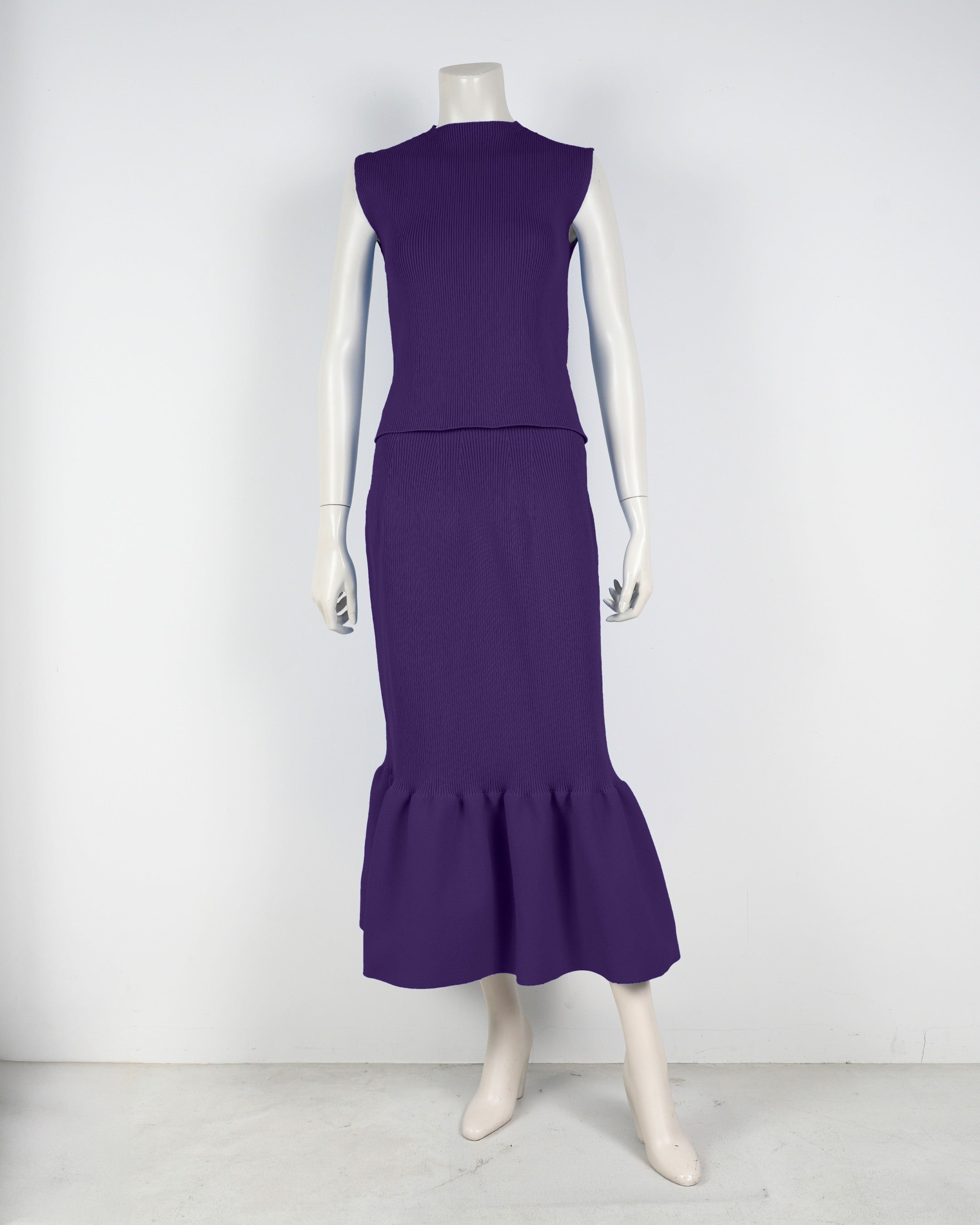 Sleeveless pullover x mermaid skirt