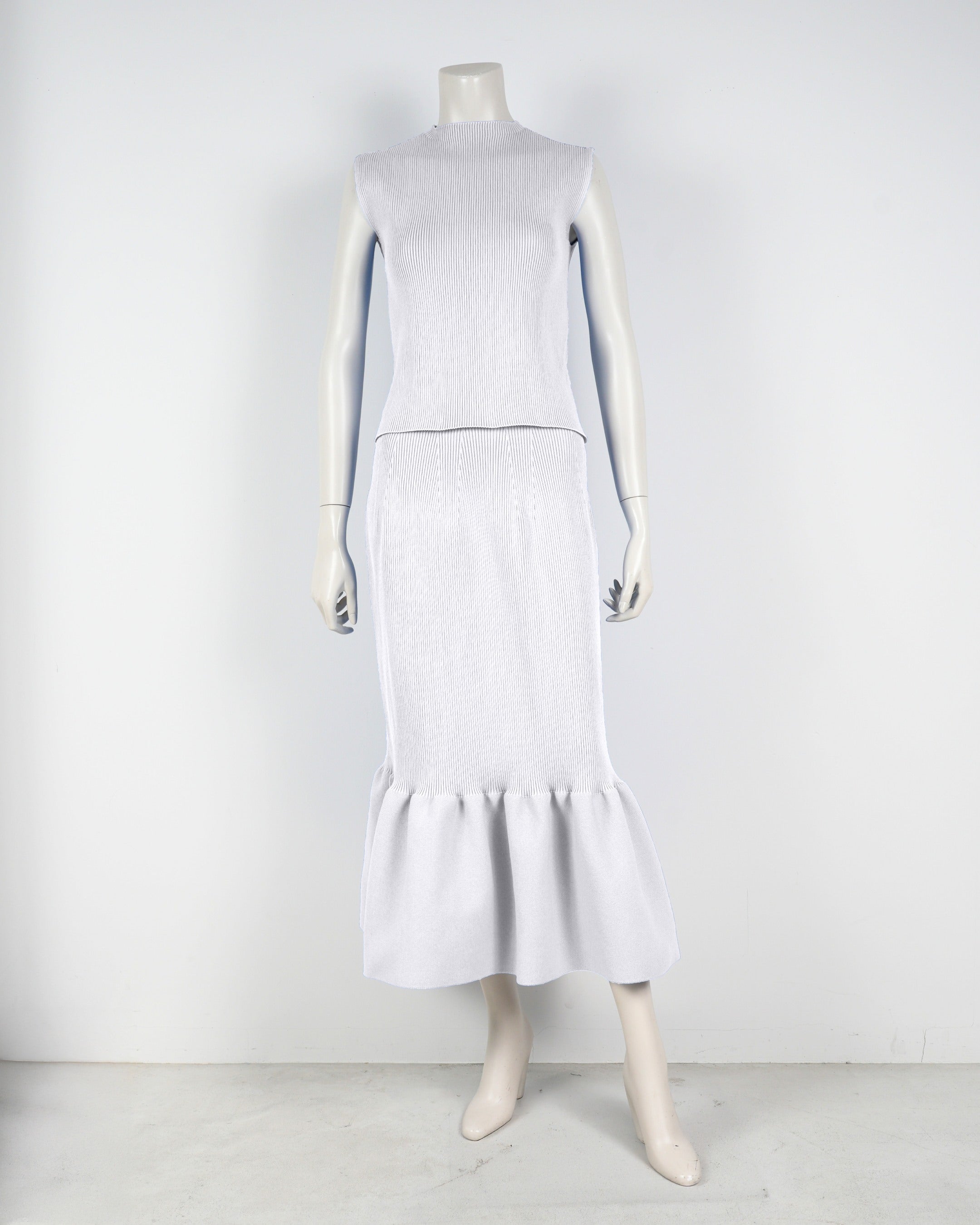 Sleeveless pullover x mermaid skirt