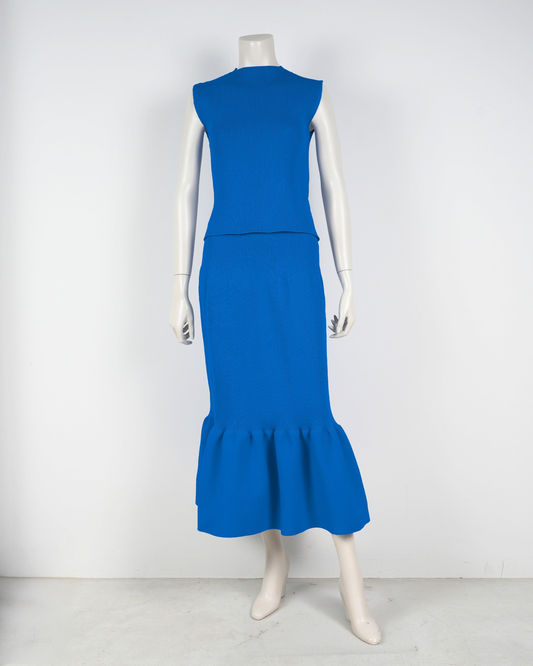 Sleeveless pullover x mermaid skirt