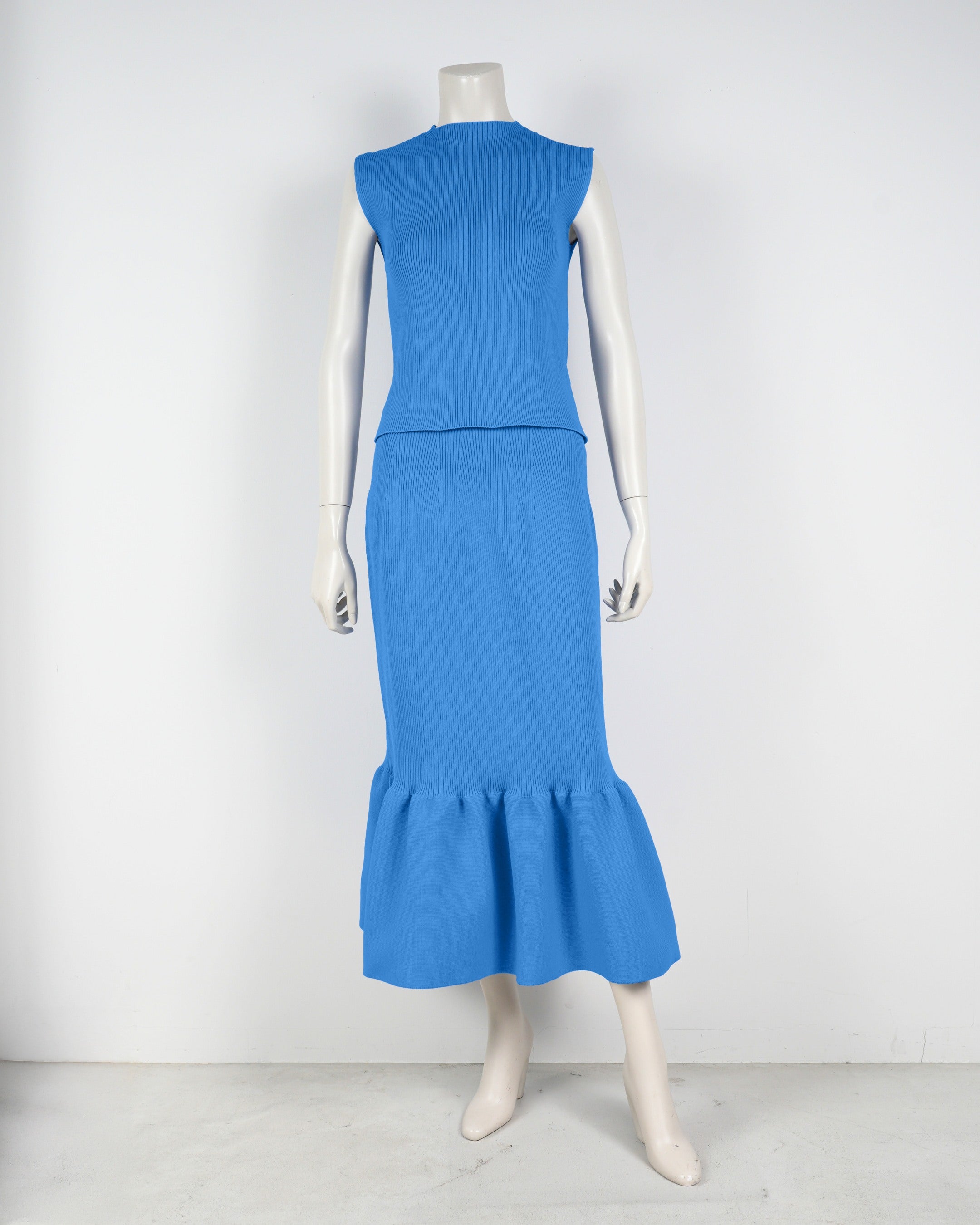 Sleeveless pullover x mermaid skirt