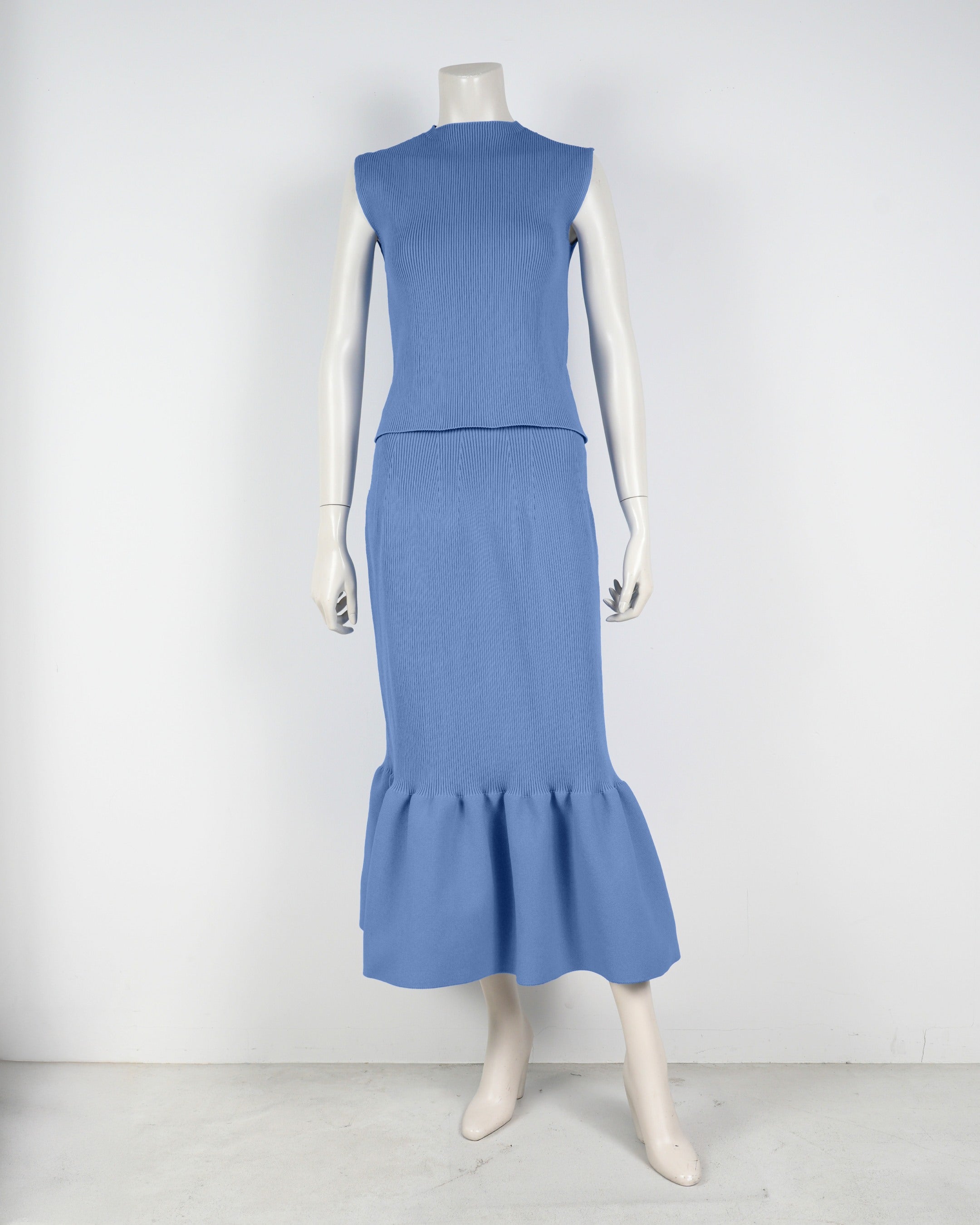 Sleeveless pullover x mermaid skirt