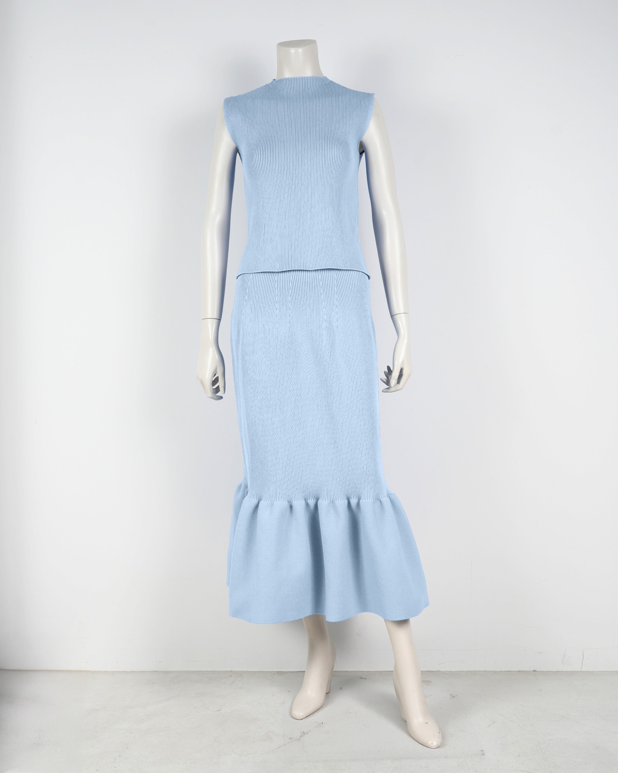 Sleeveless pullover x mermaid skirt