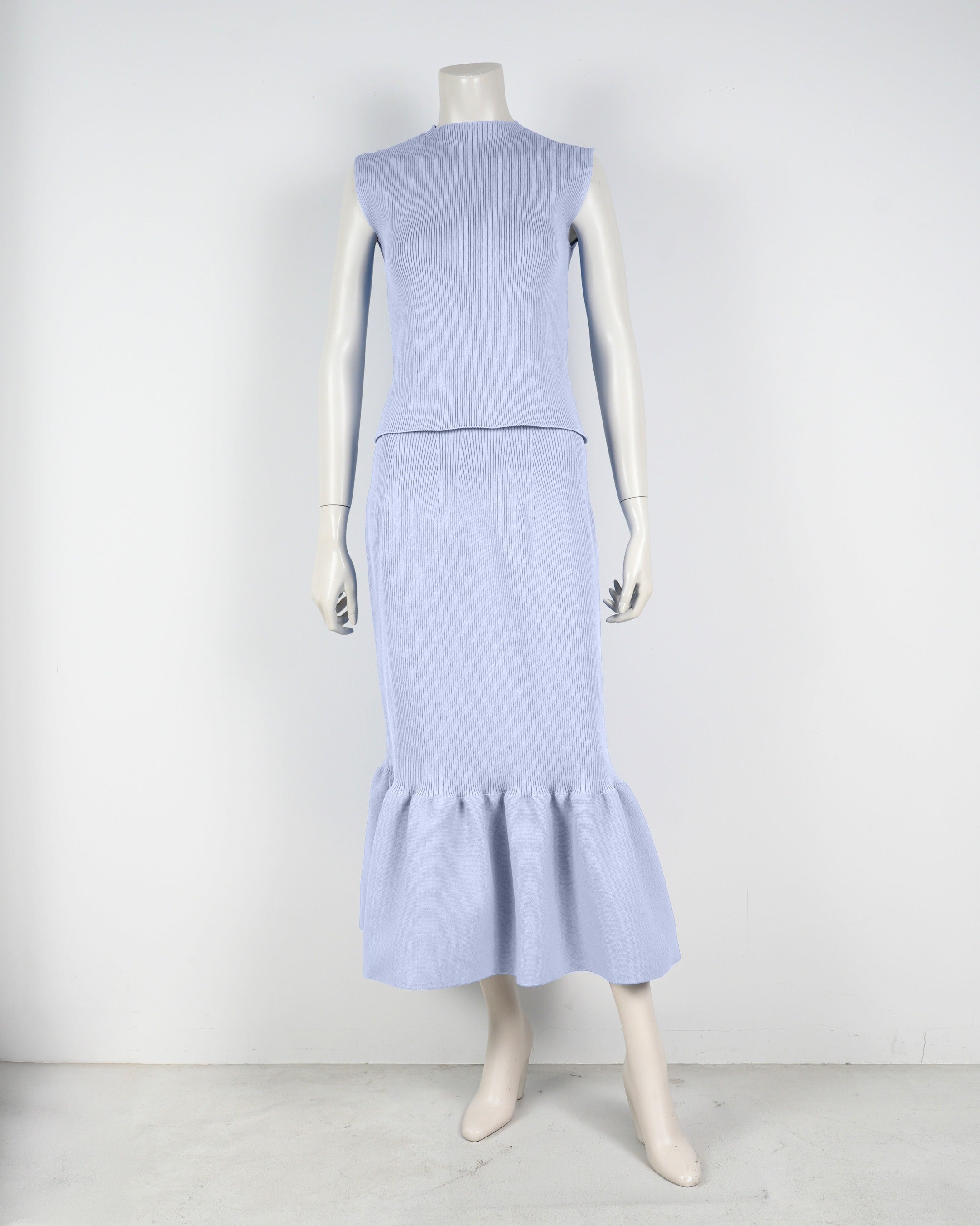 Sleeveless pullover x mermaid skirt