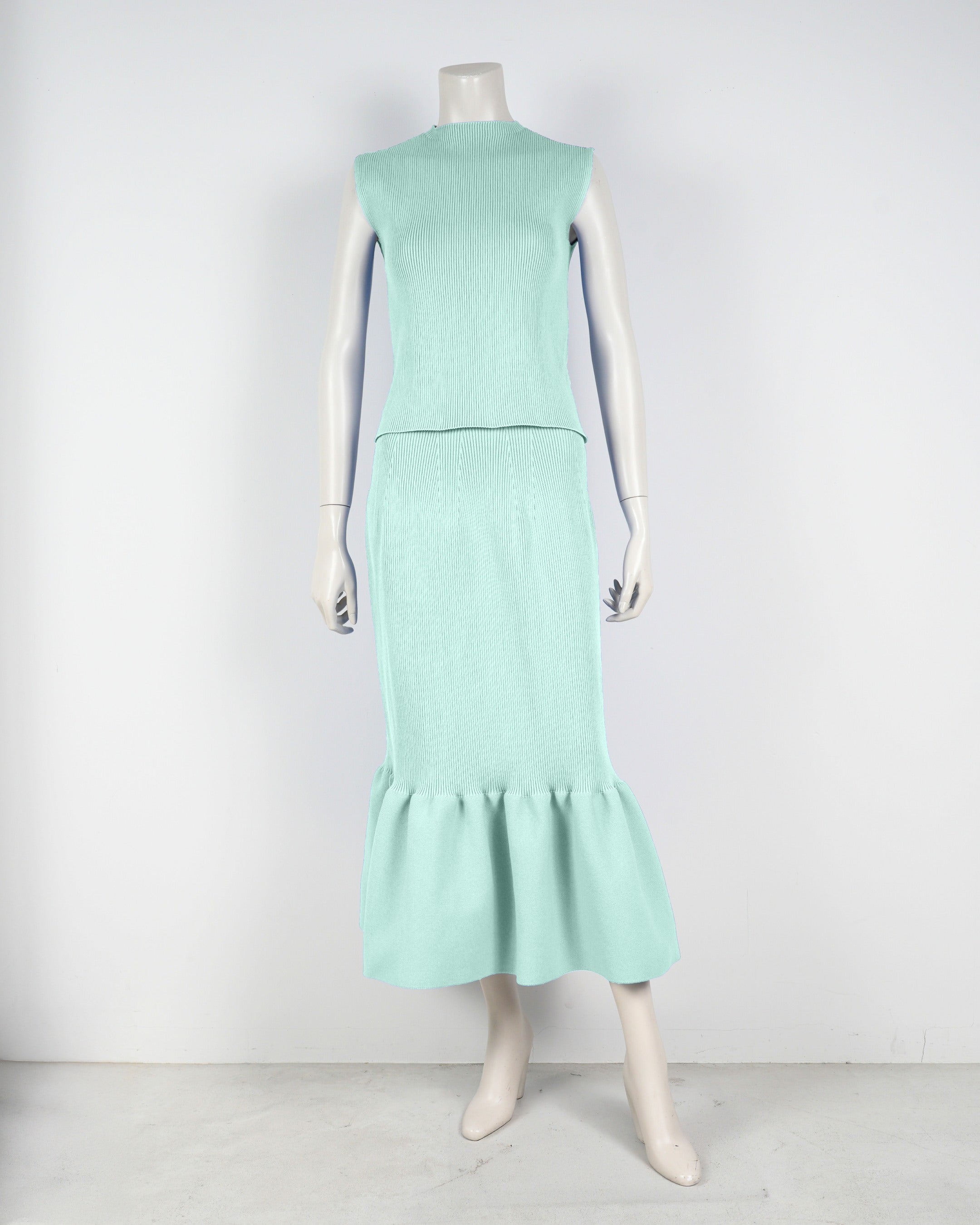 Sleeveless pullover x mermaid skirt