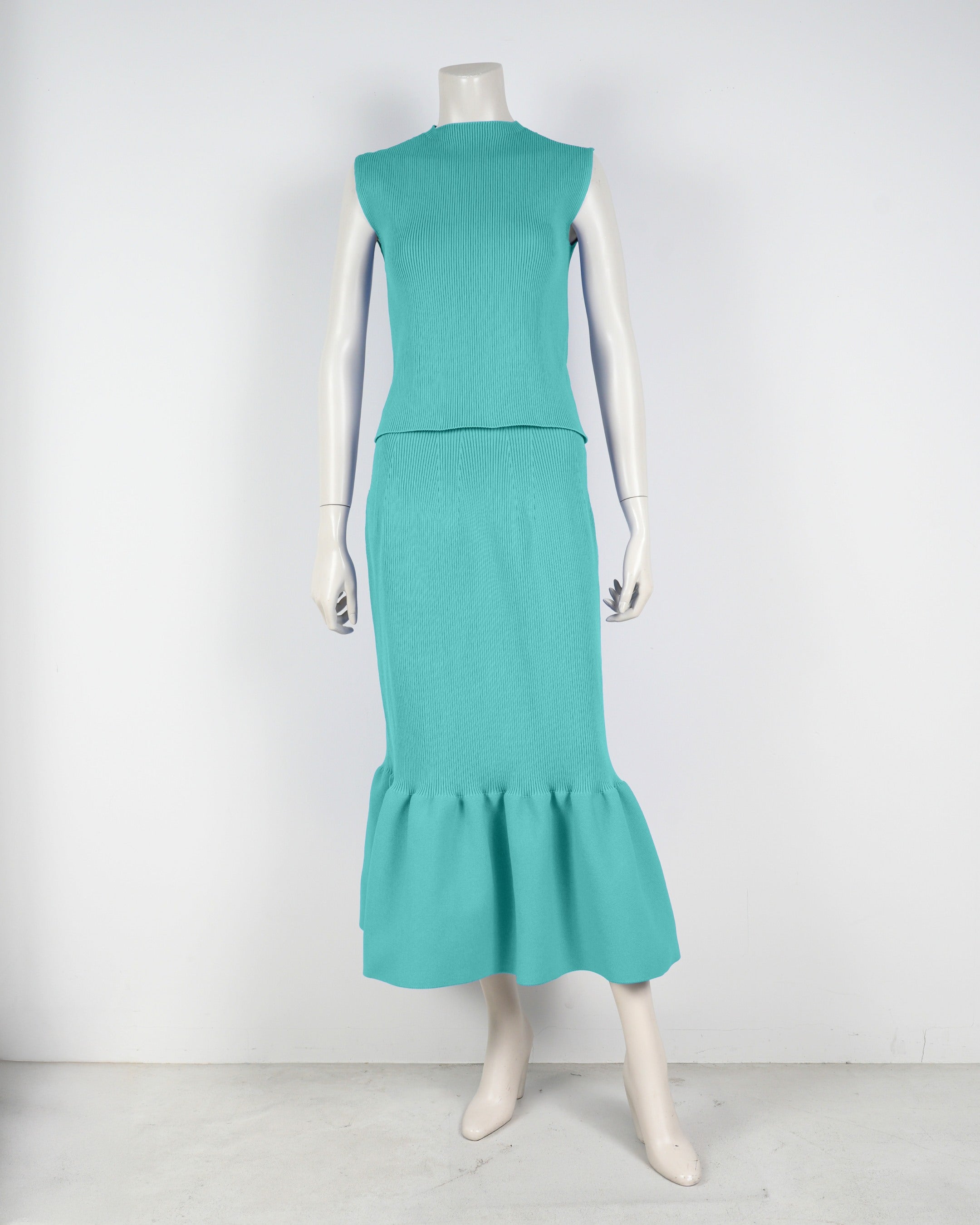 Sleeveless pullover x mermaid skirt
