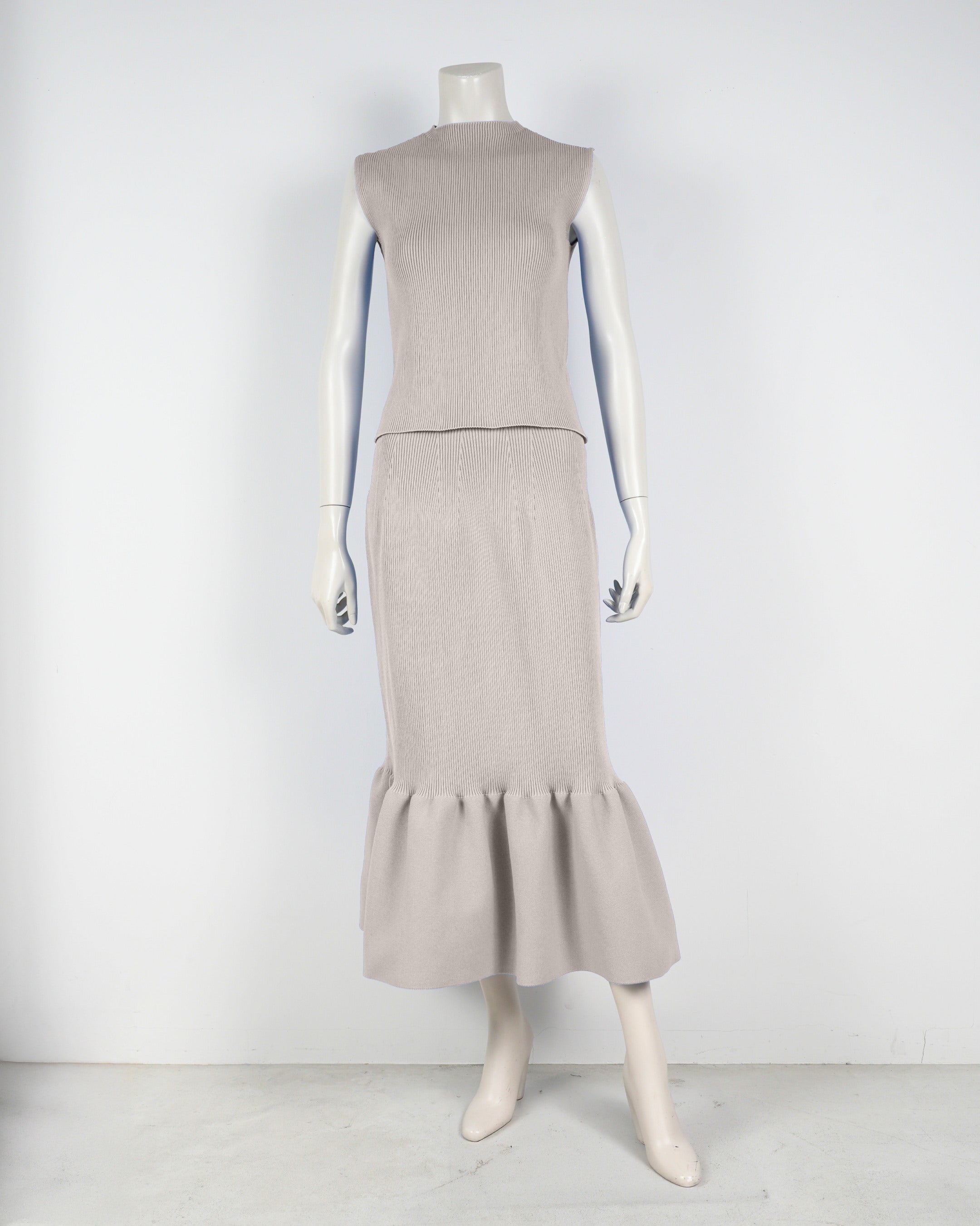 Sleeveless pullover x mermaid skirt