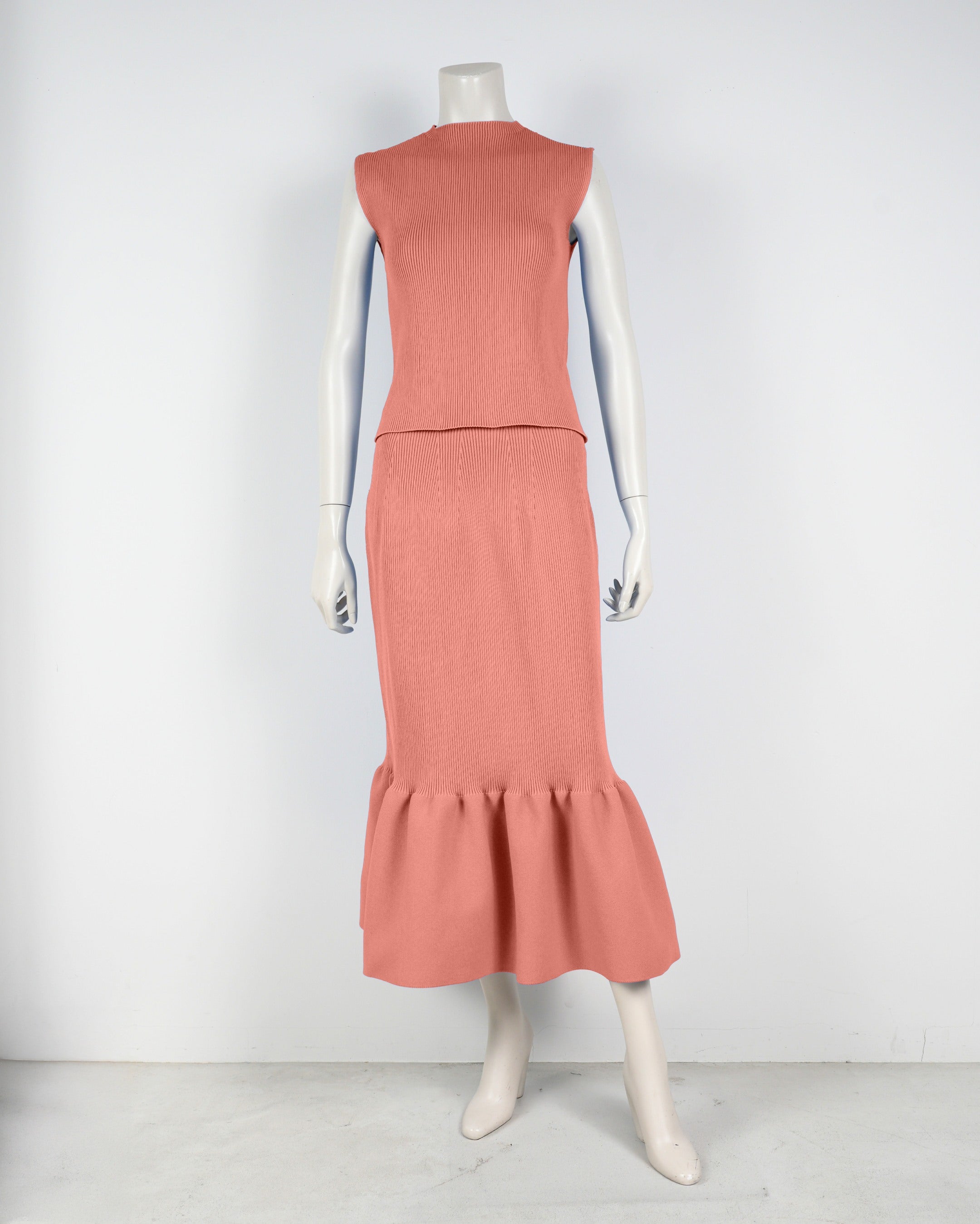 Sleeveless pullover x mermaid skirt