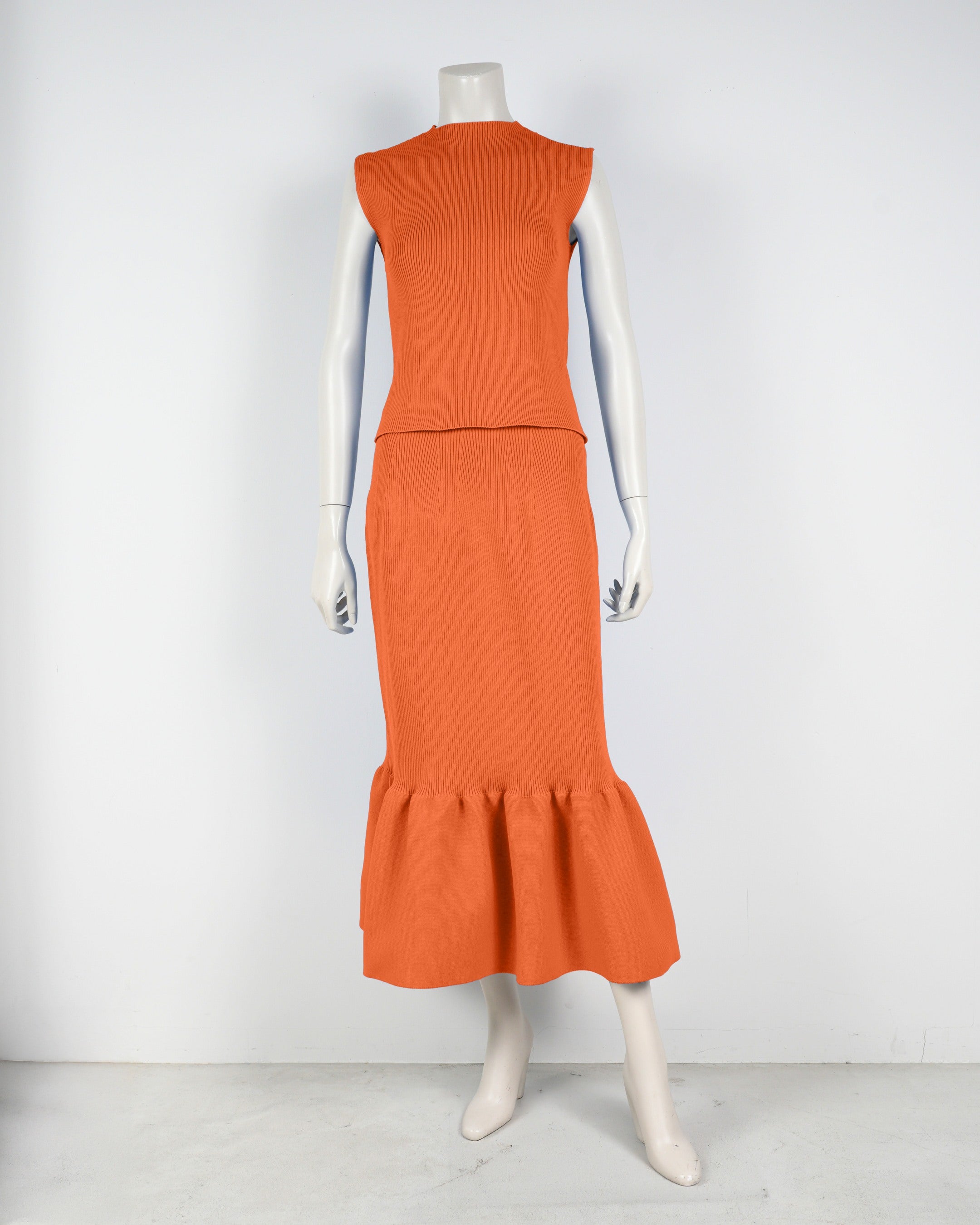 Sleeveless pullover x mermaid skirt