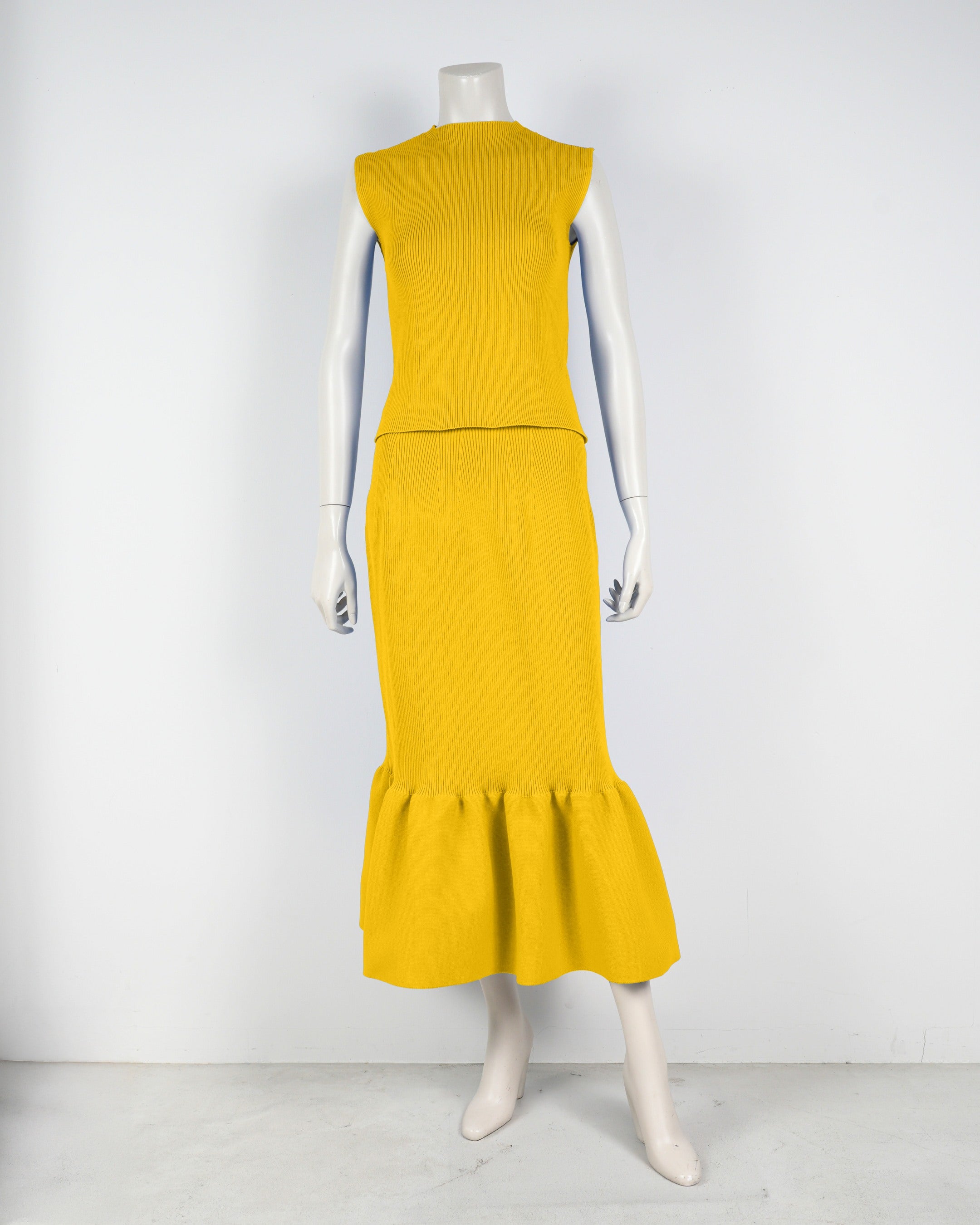 Sleeveless pullover x mermaid skirt