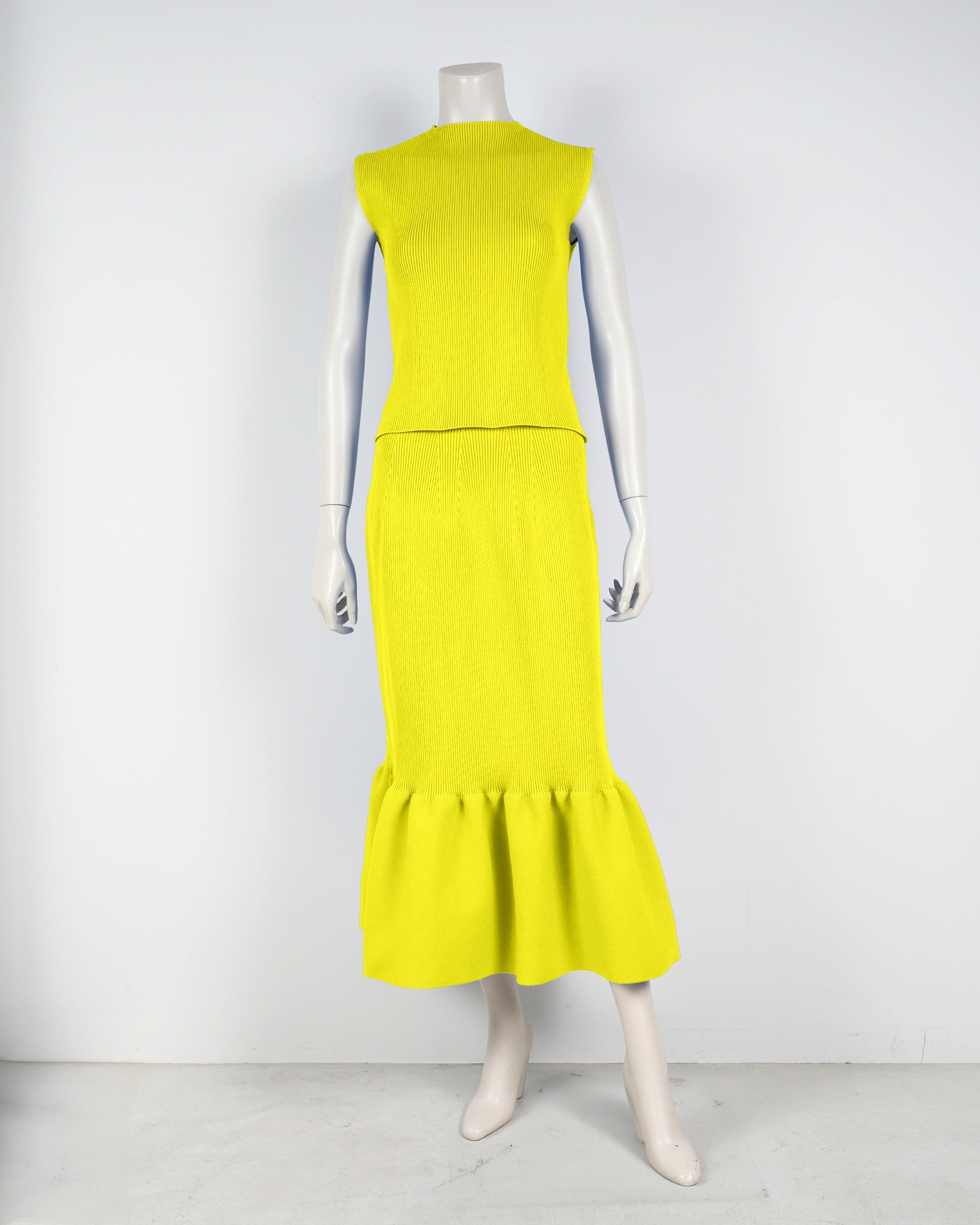 Sleeveless pullover x mermaid skirt