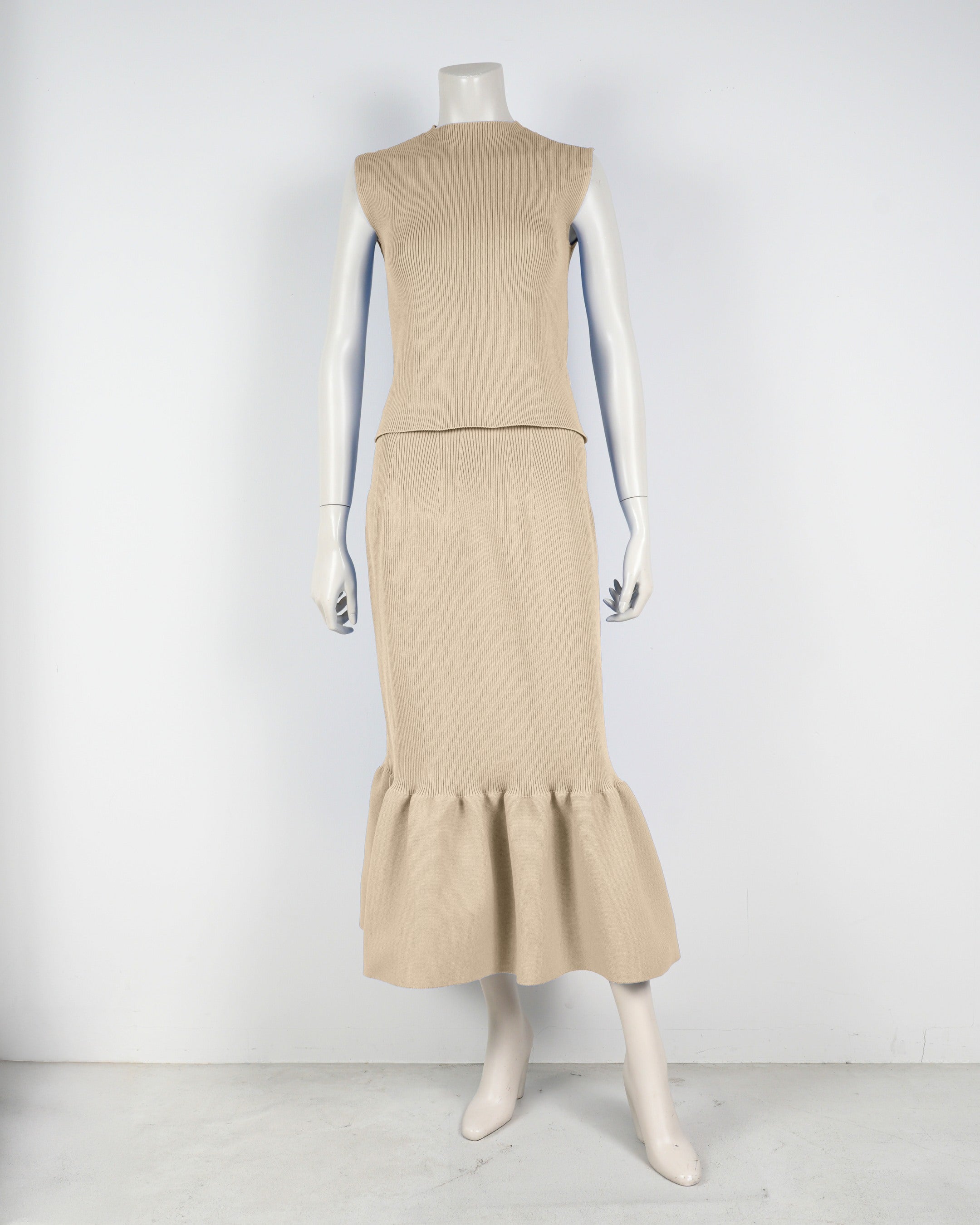 Sleeveless pullover x mermaid skirt