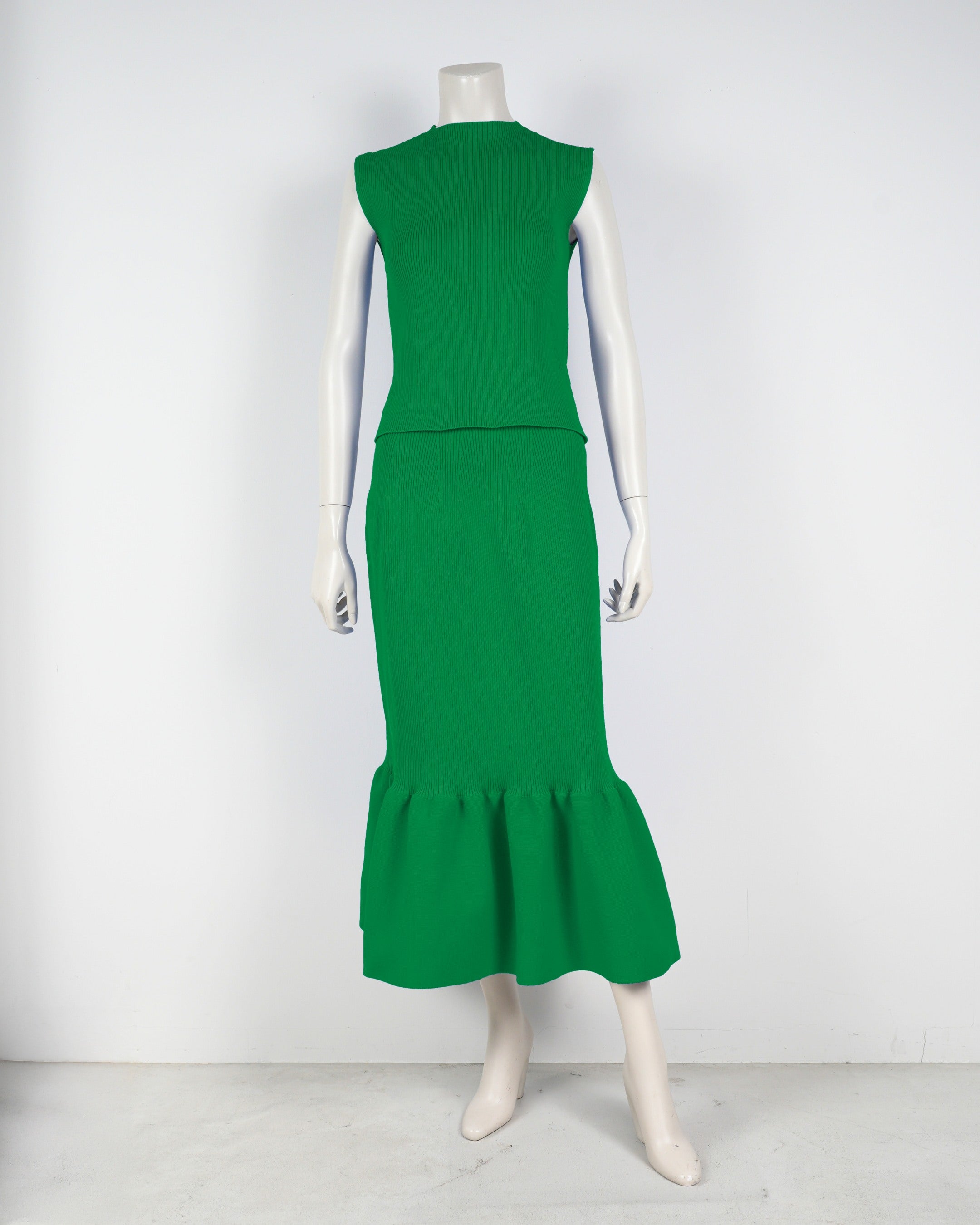Sleeveless pullover x mermaid skirt
