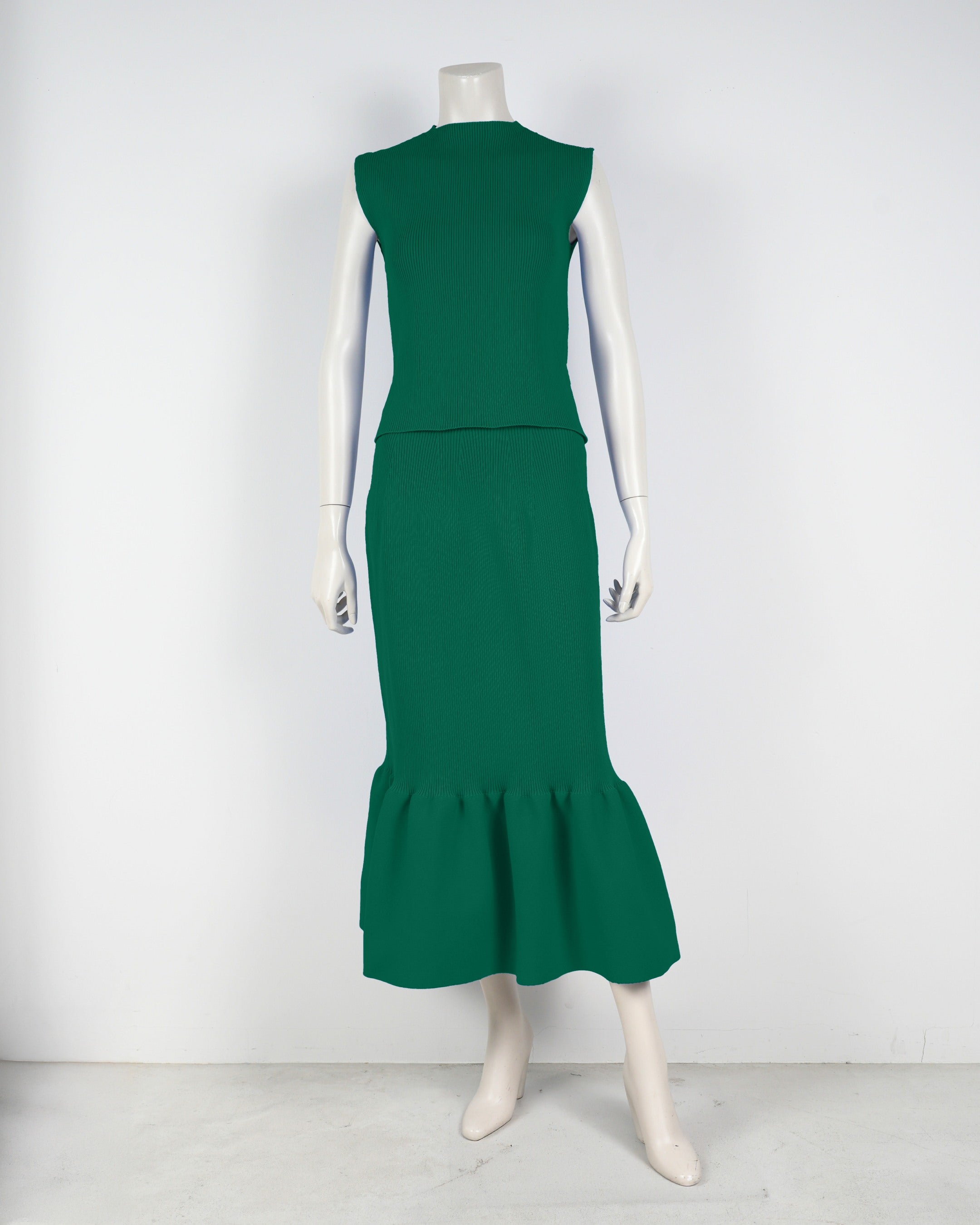 Sleeveless pullover x mermaid skirt