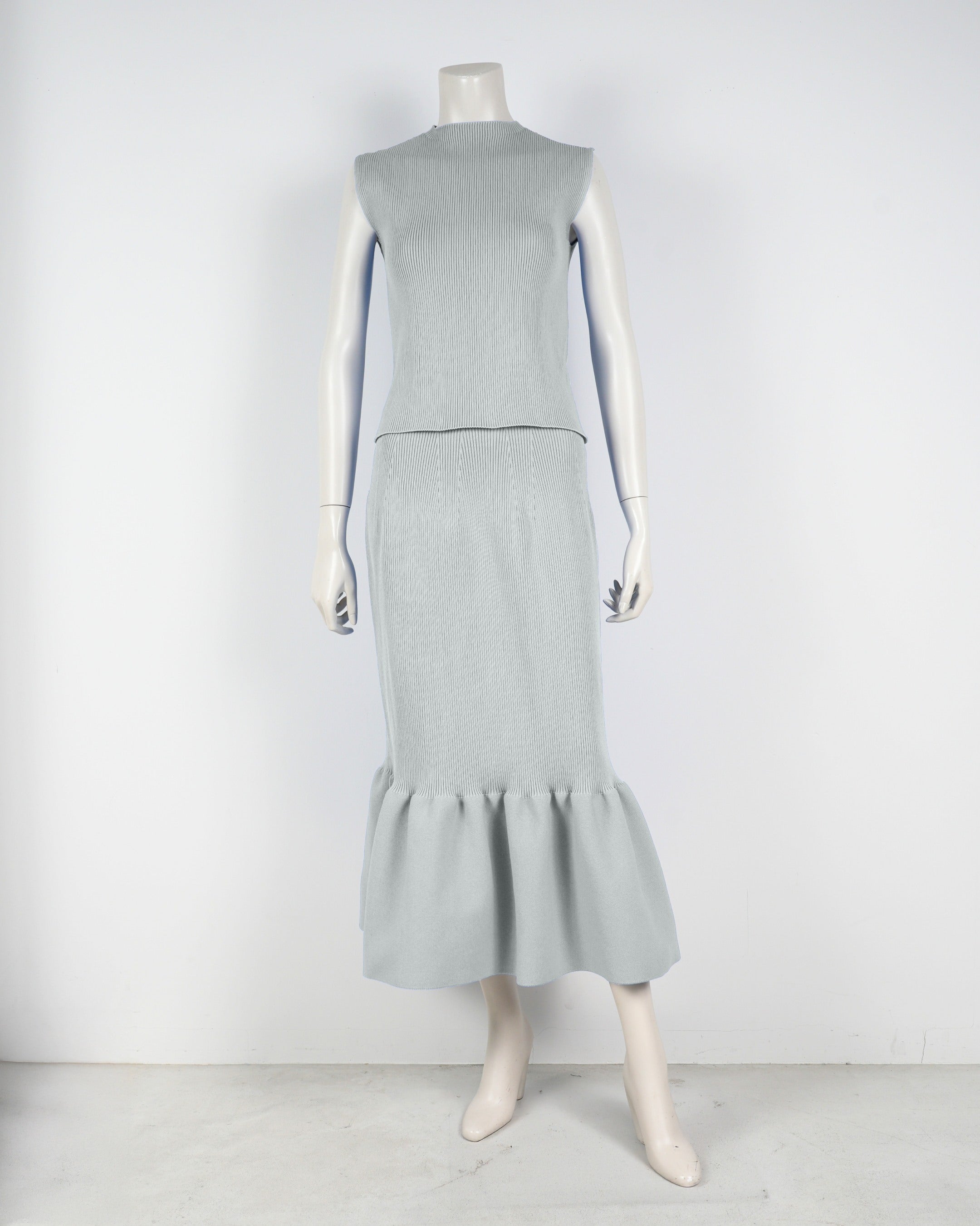 Sleeveless pullover x mermaid skirt
