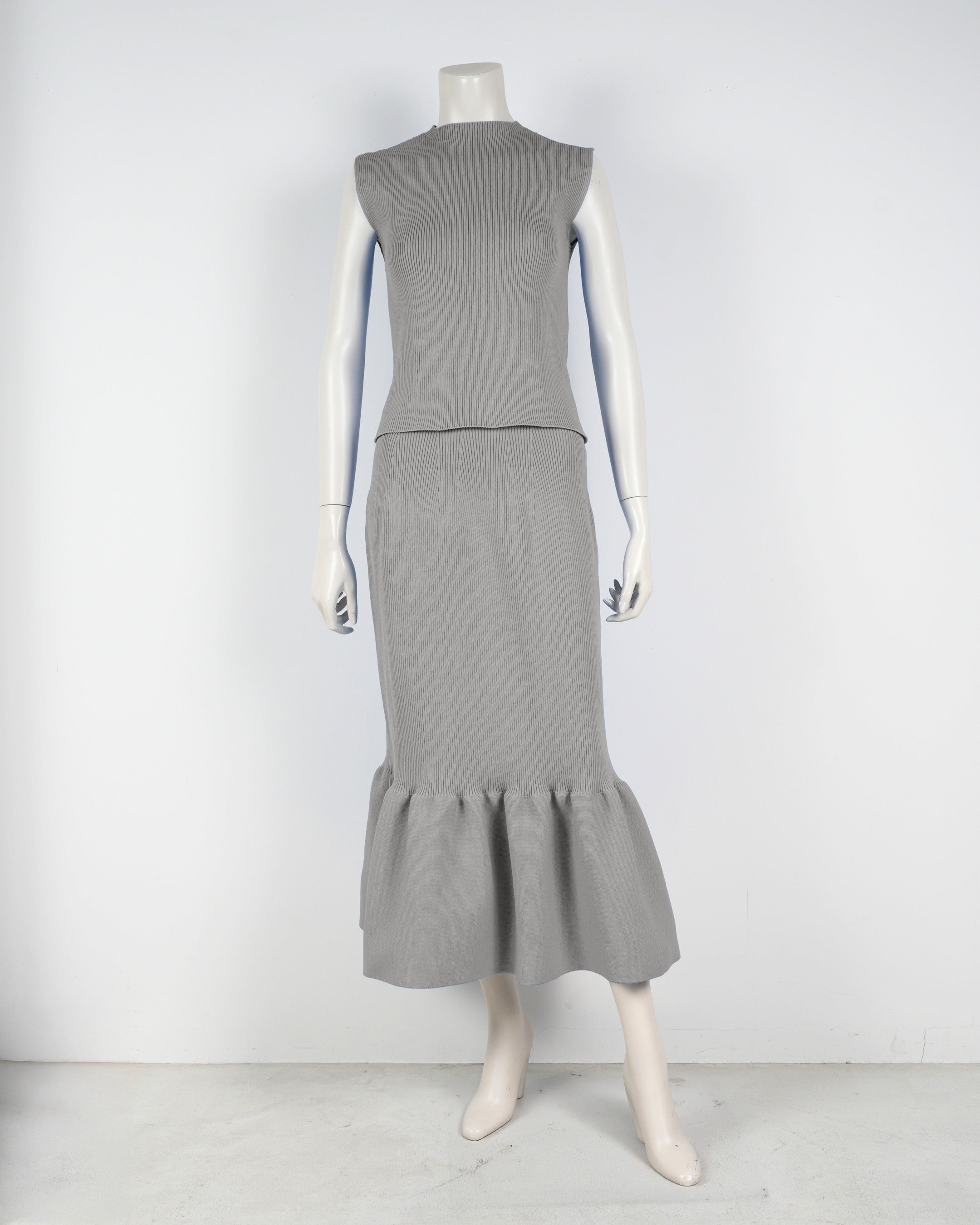 Sleeveless pullover x mermaid skirt