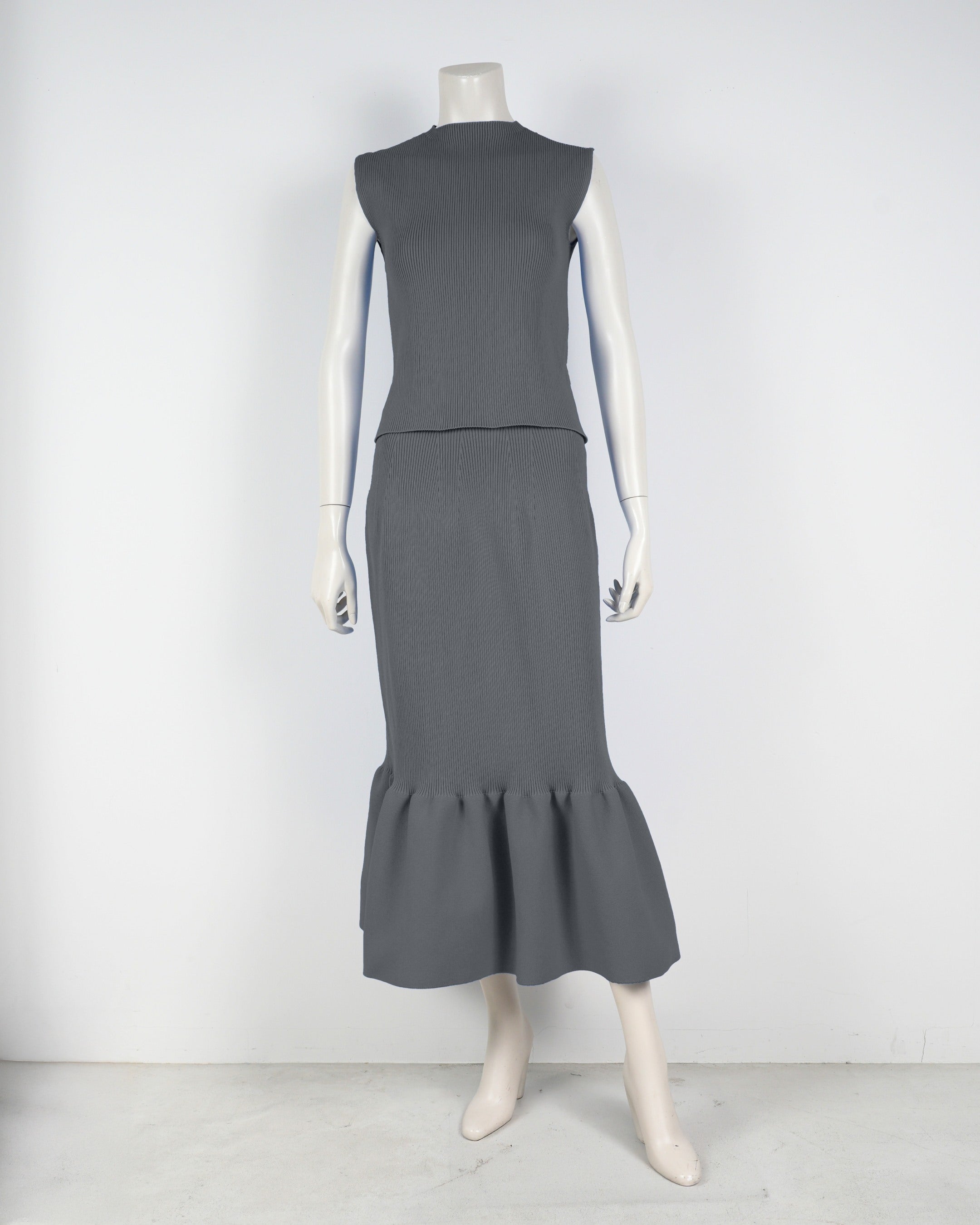 Sleeveless pullover x mermaid skirt