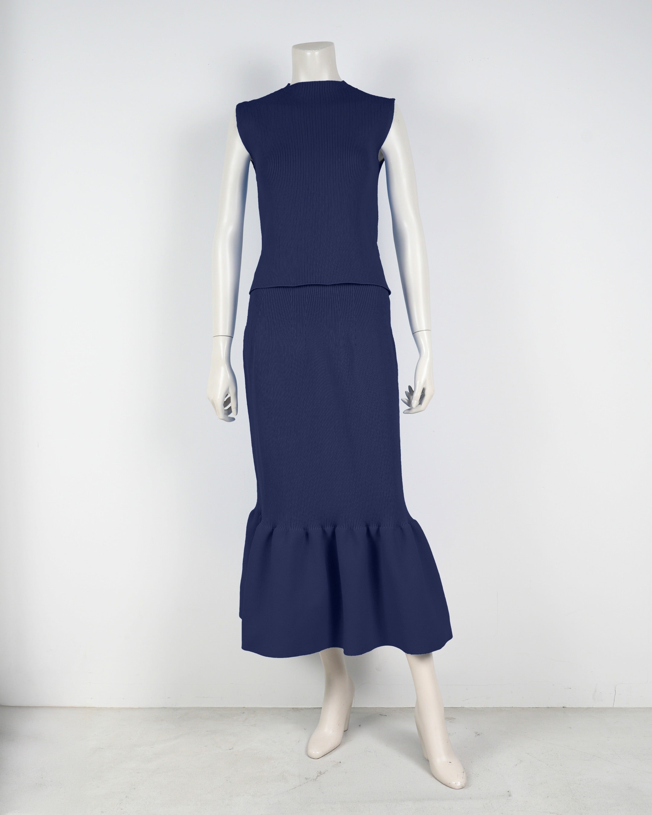 Sleeveless pullover x mermaid skirt