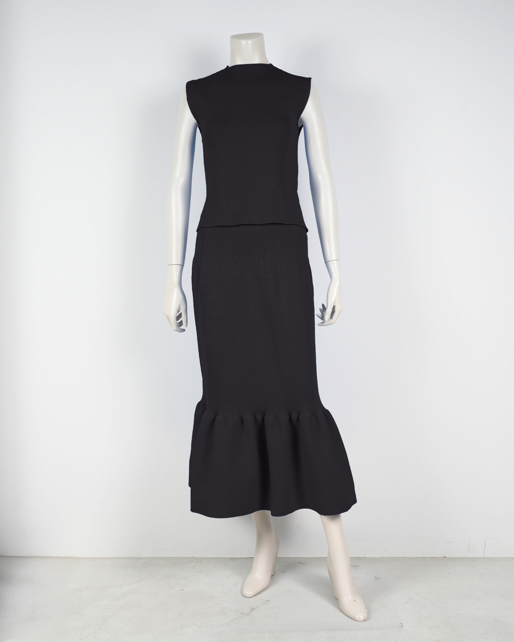 Sleeveless pullover x mermaid skirt