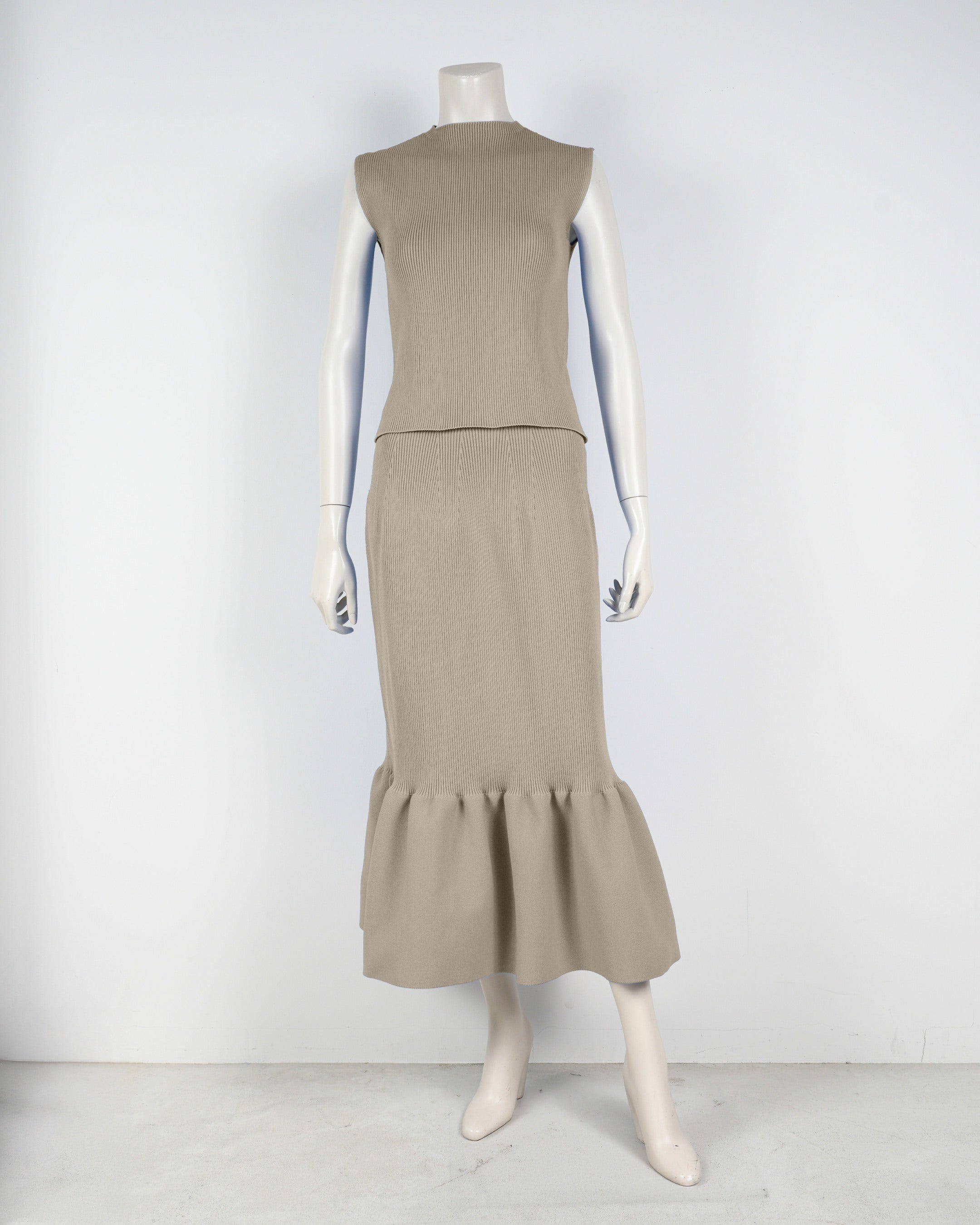 Sleeveless pullover x mermaid skirt