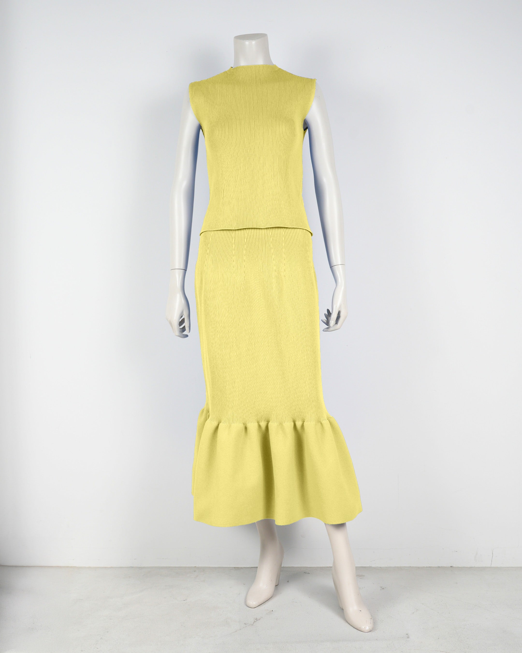 Sleeveless pullover x mermaid skirt