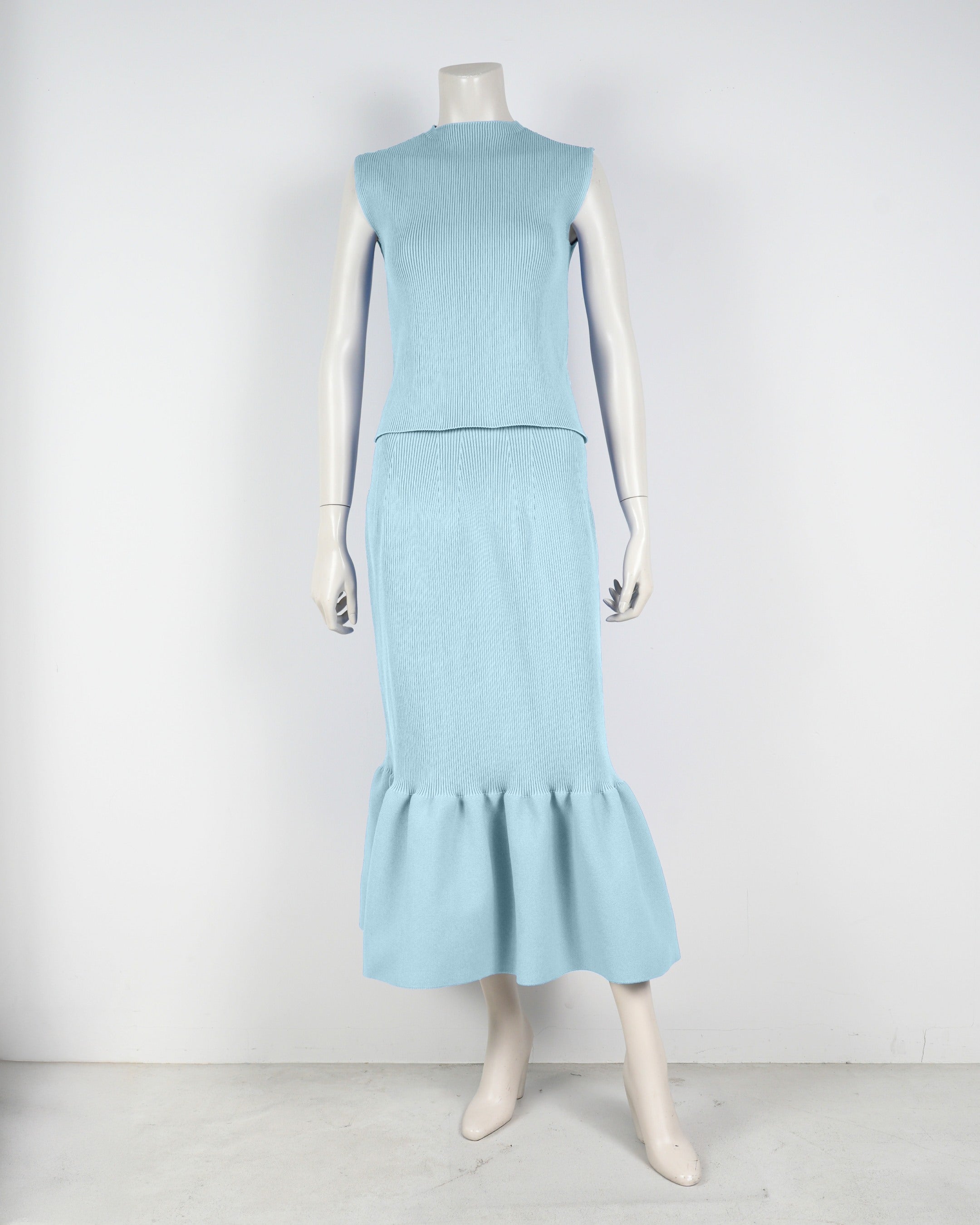 Sleeveless pullover x mermaid skirt
