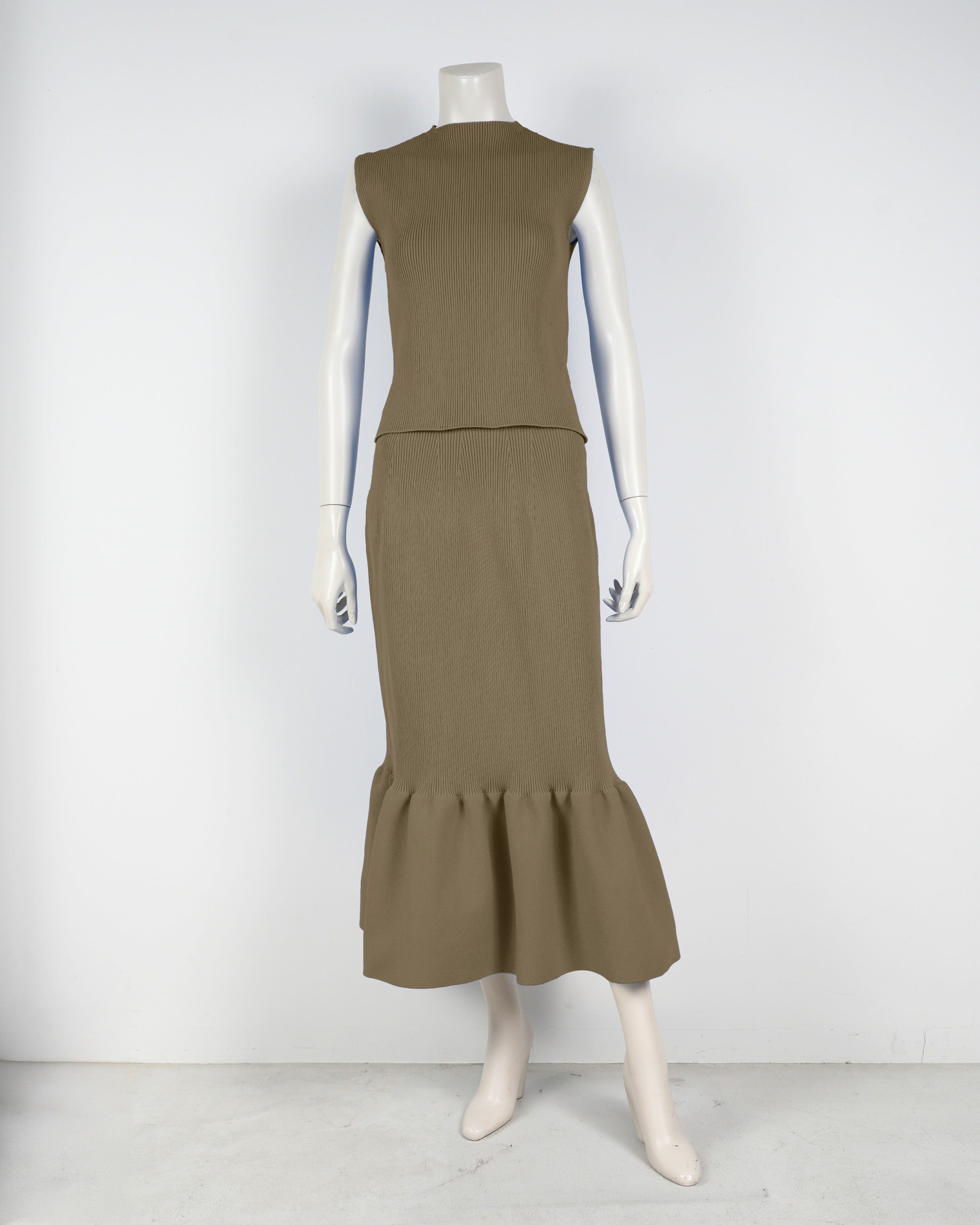 Sleeveless pullover x mermaid skirt