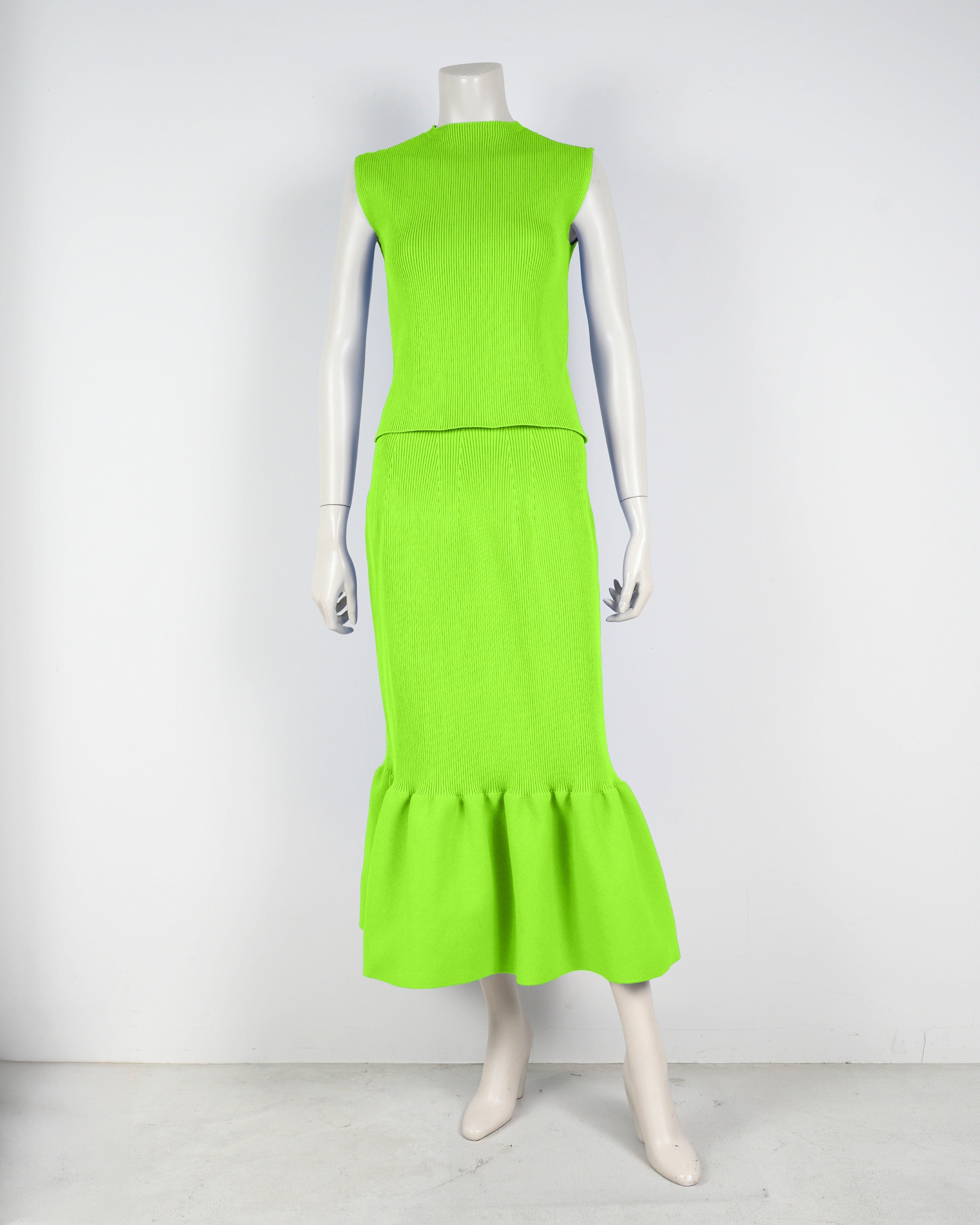 Sleeveless pullover x mermaid skirt