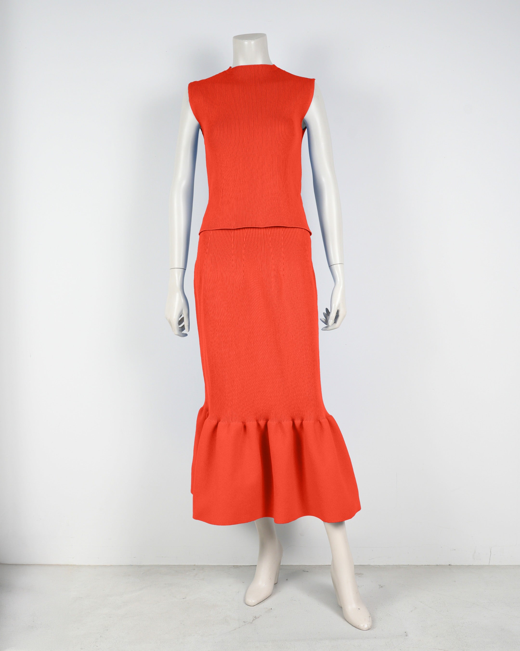 Sleeveless pullover x mermaid skirt