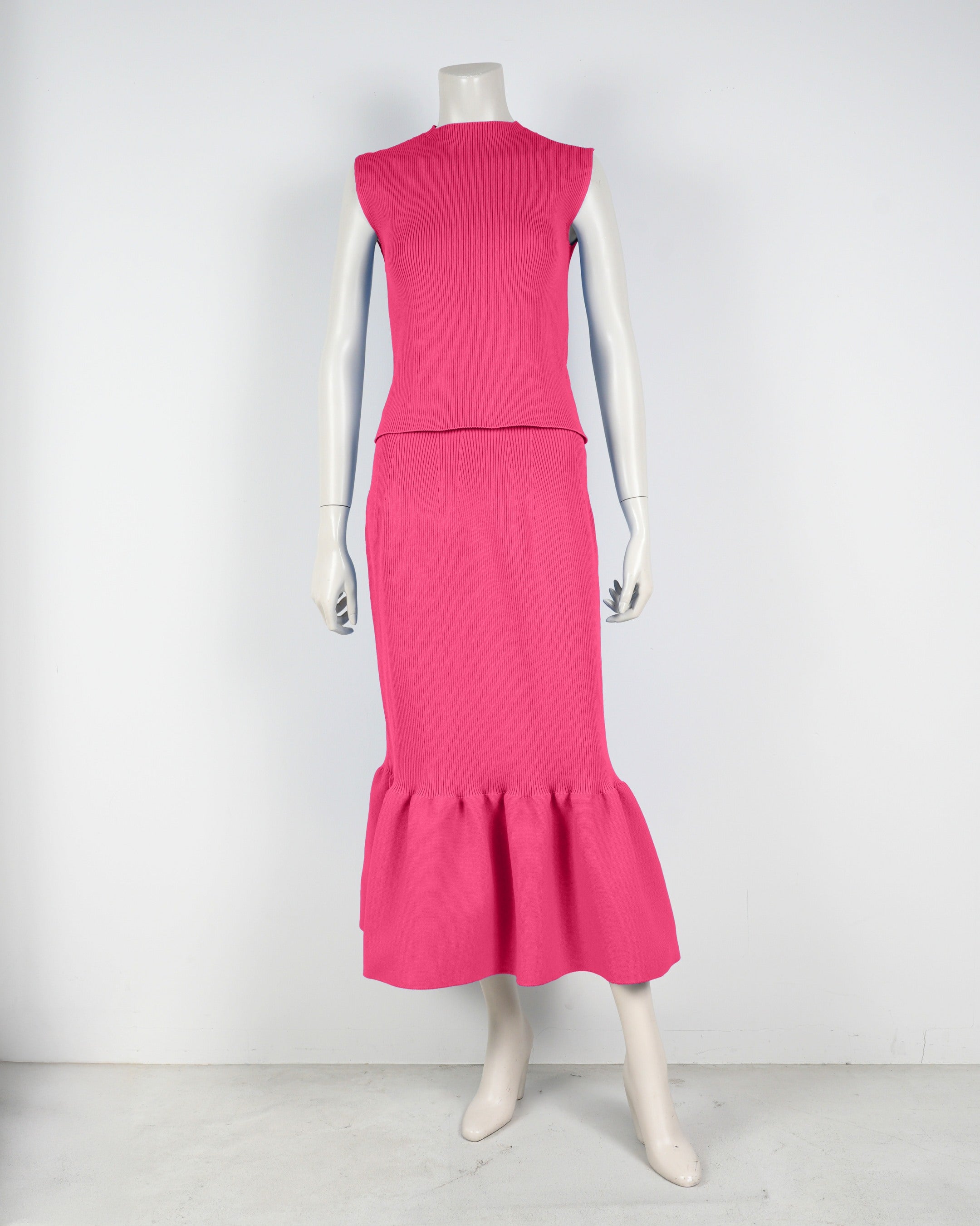 Sleeveless pullover x mermaid skirt