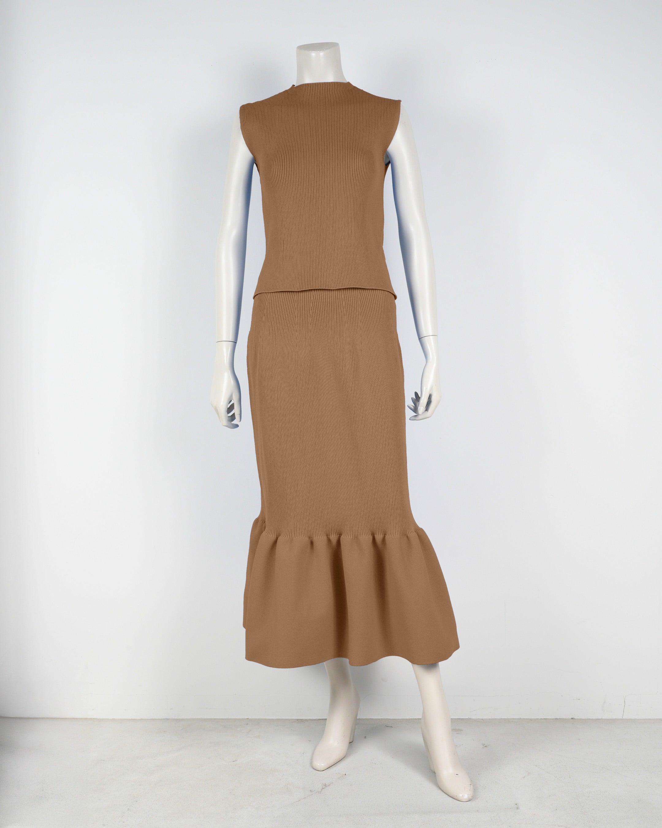 Sleeveless pullover x mermaid skirt