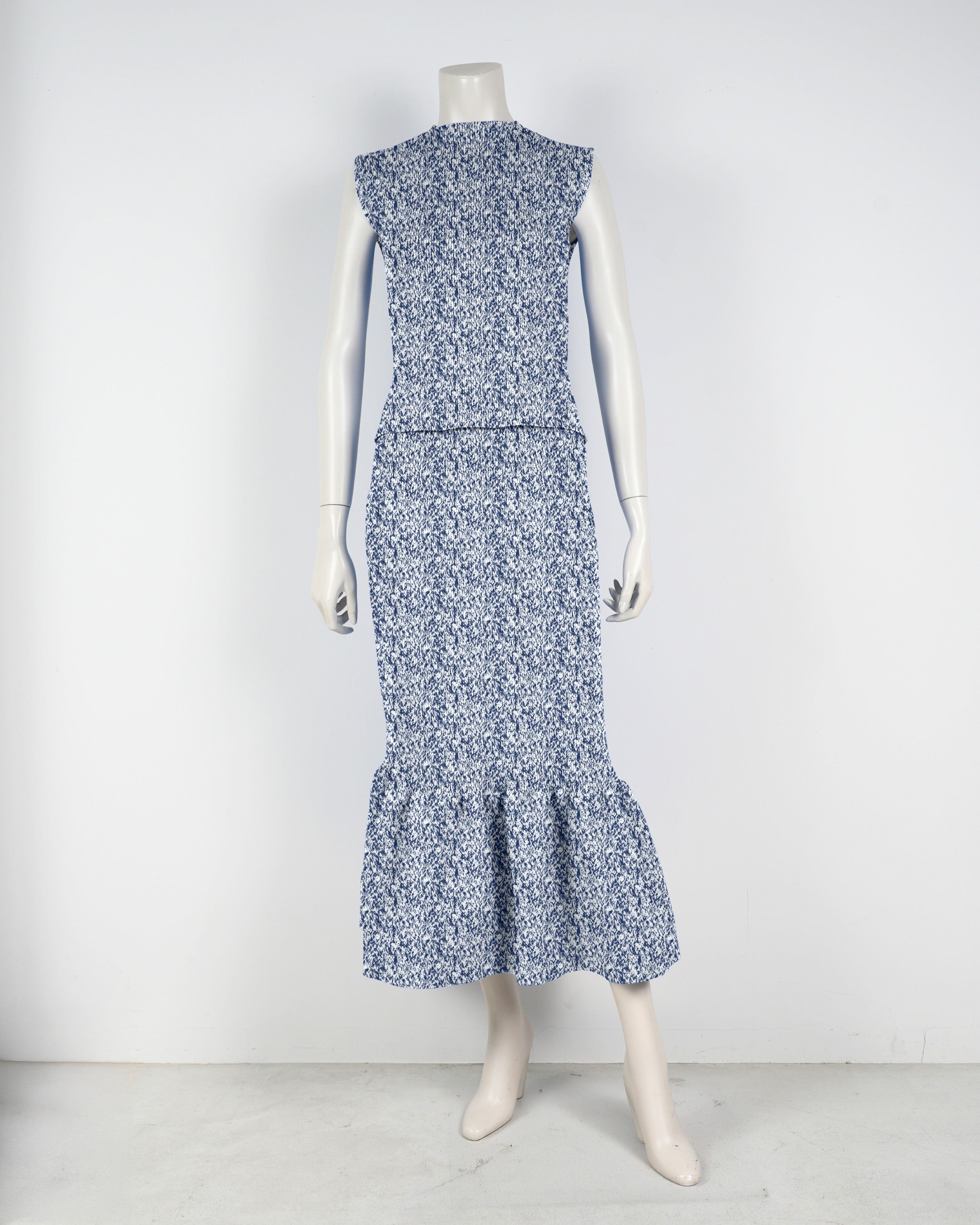 Sleeveless pullover x mermaid skirt