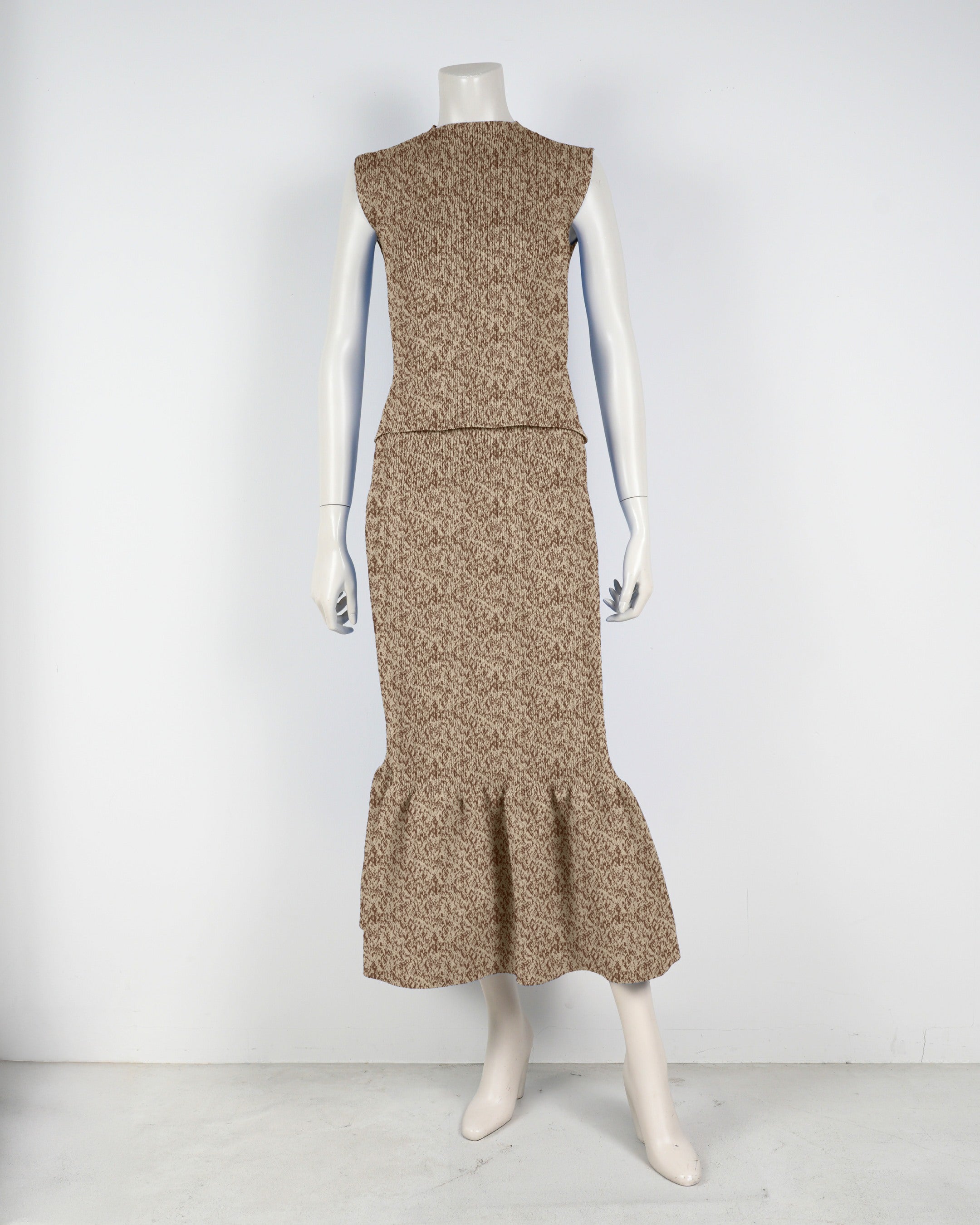 Sleeveless pullover x mermaid skirt