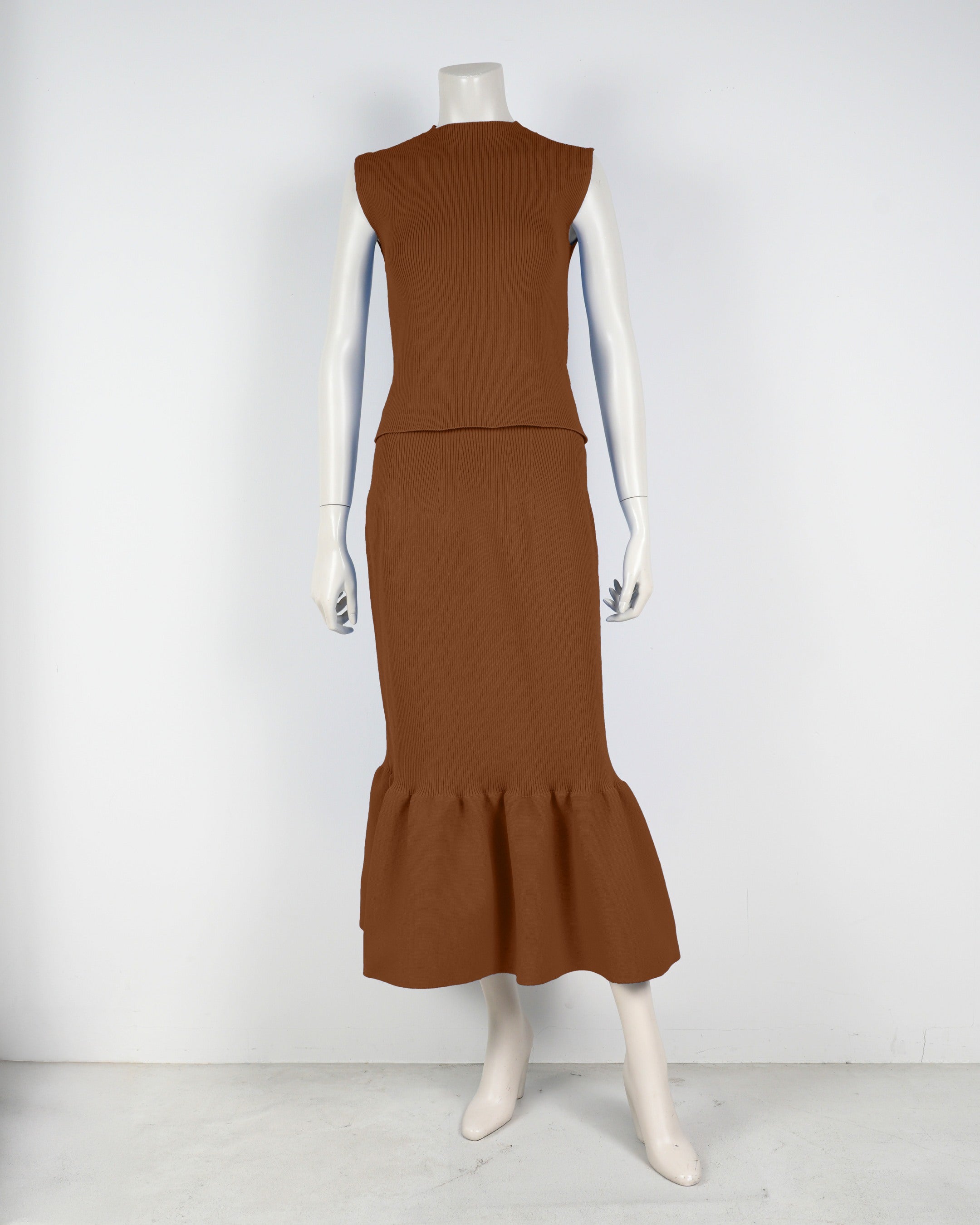 Sleeveless pullover x mermaid skirt