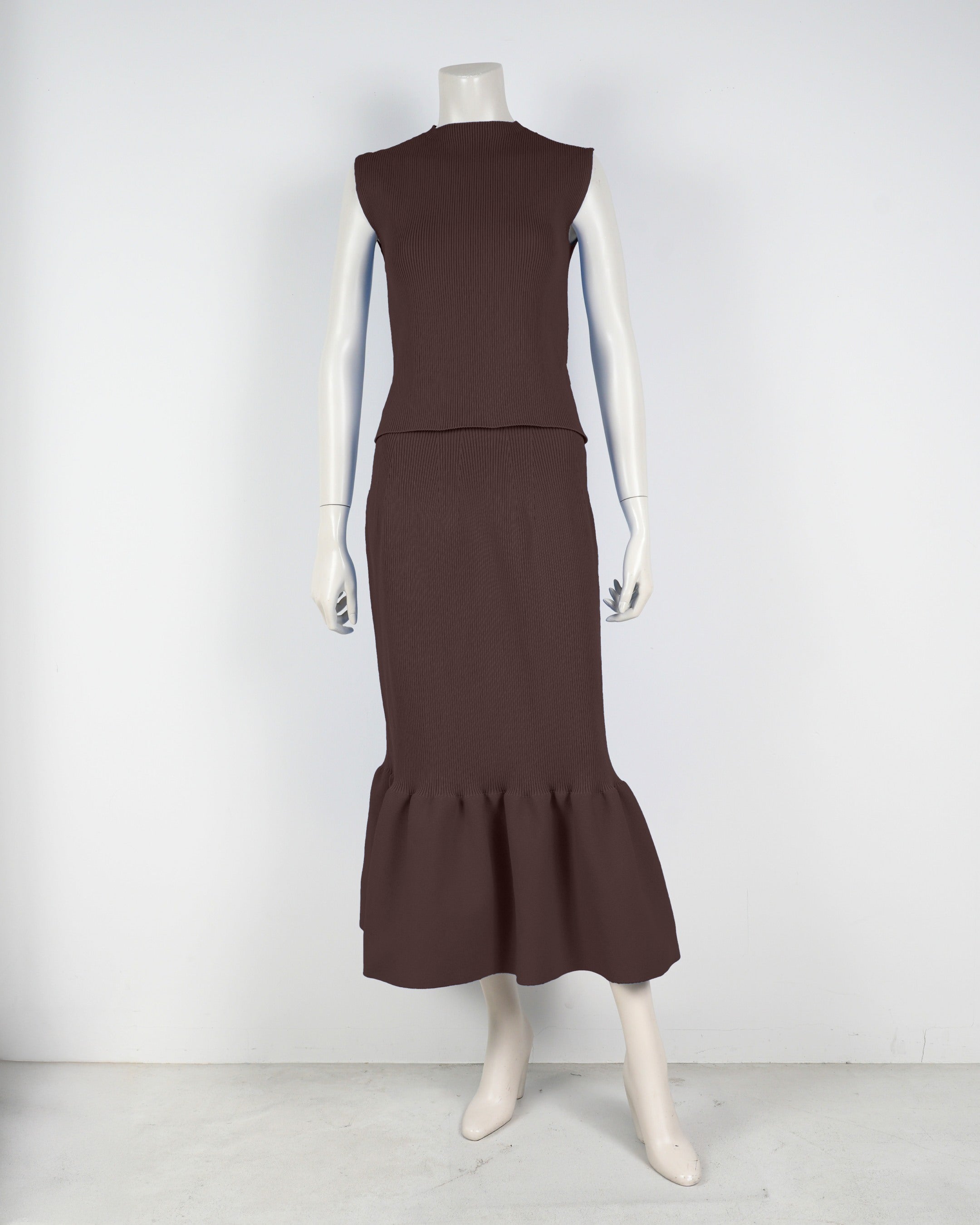 Sleeveless pullover x mermaid skirt