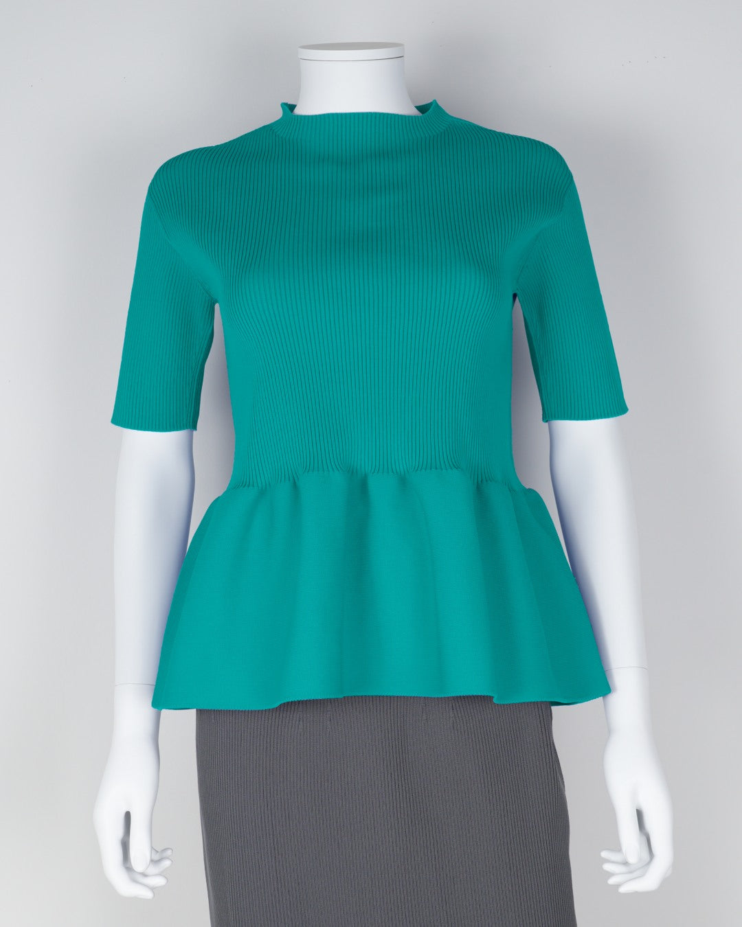 Short-sleeved peplum pullover