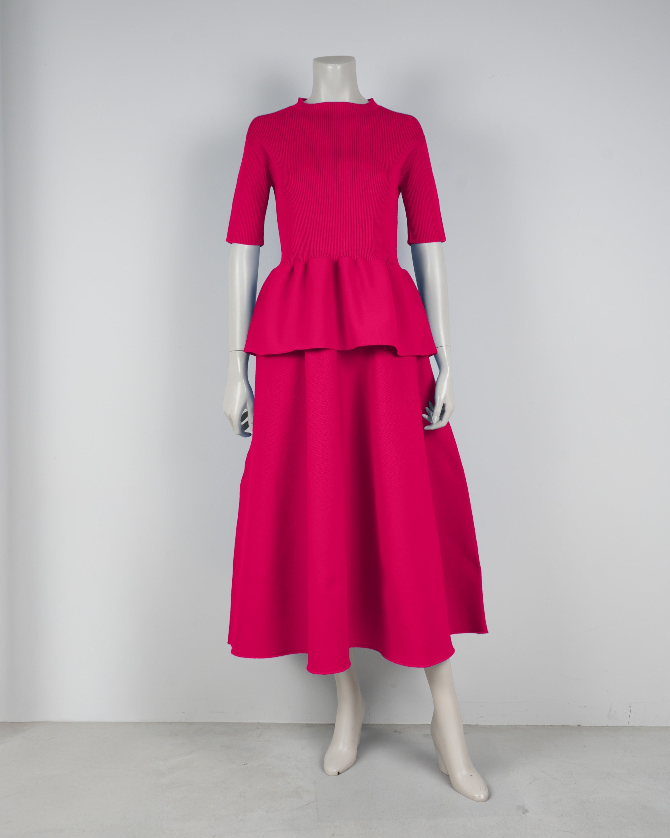 Short-sleeved peplum pullover x draped skirt