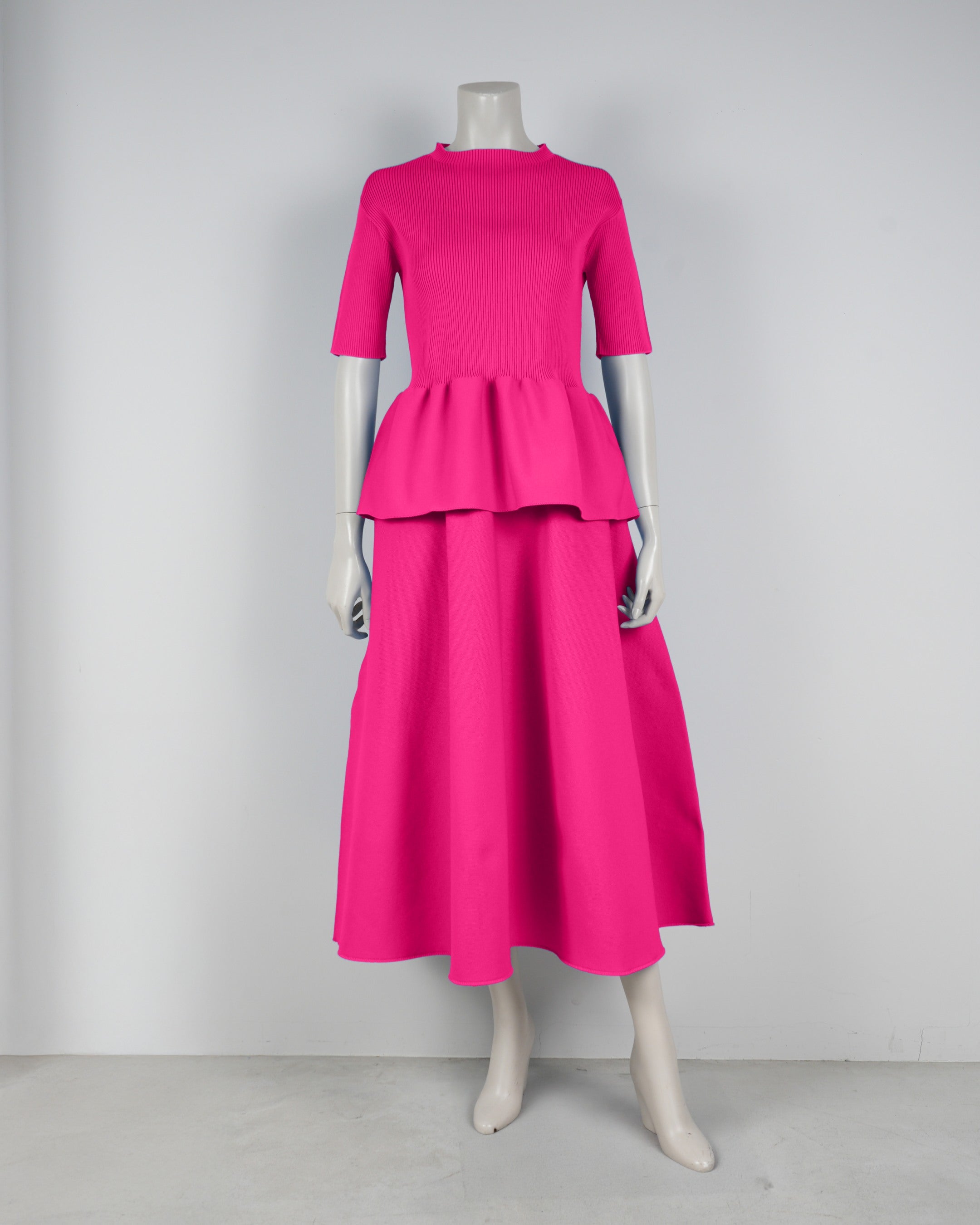 Short-sleeved peplum pullover x draped skirt