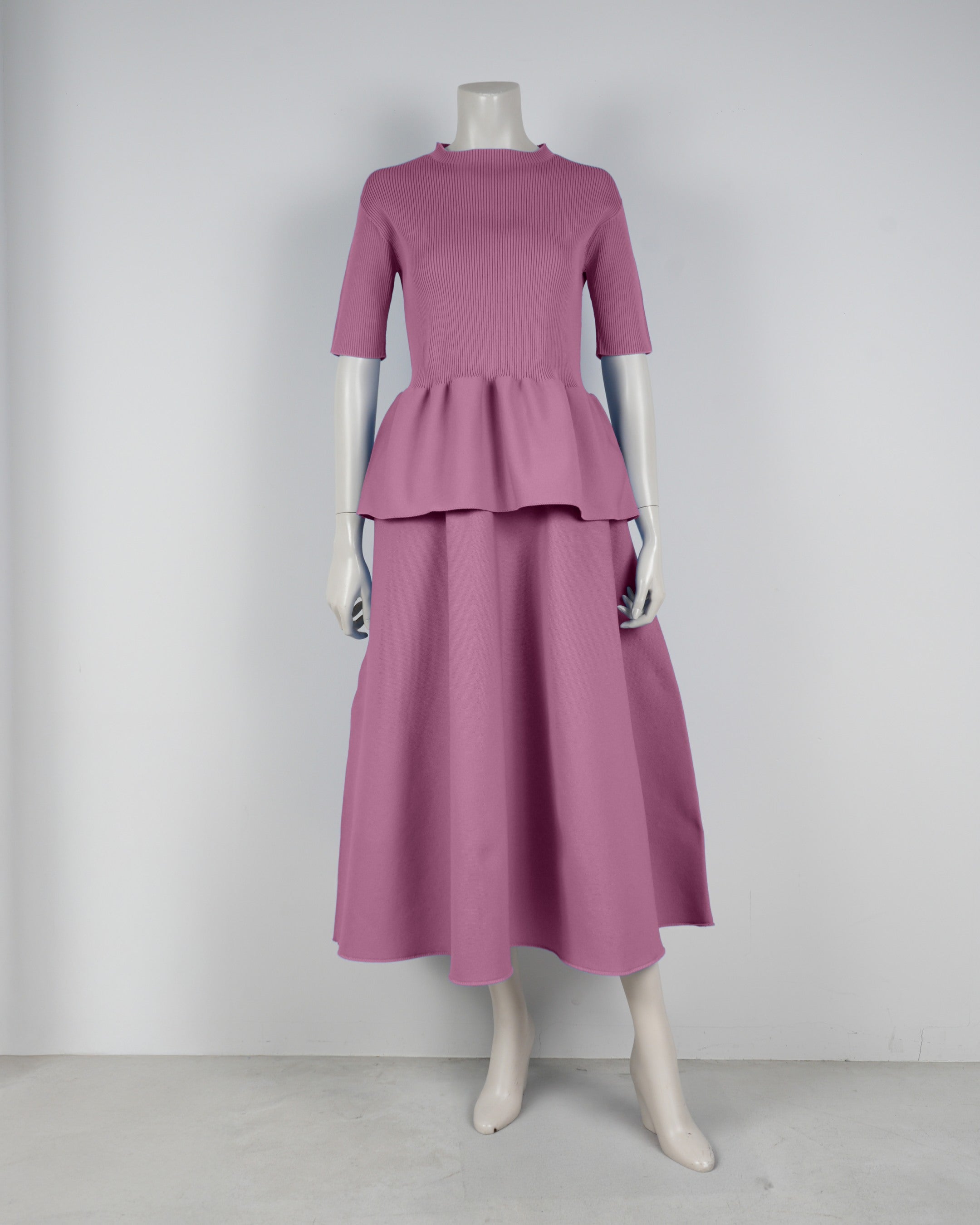 Short-sleeved peplum pullover x draped skirt