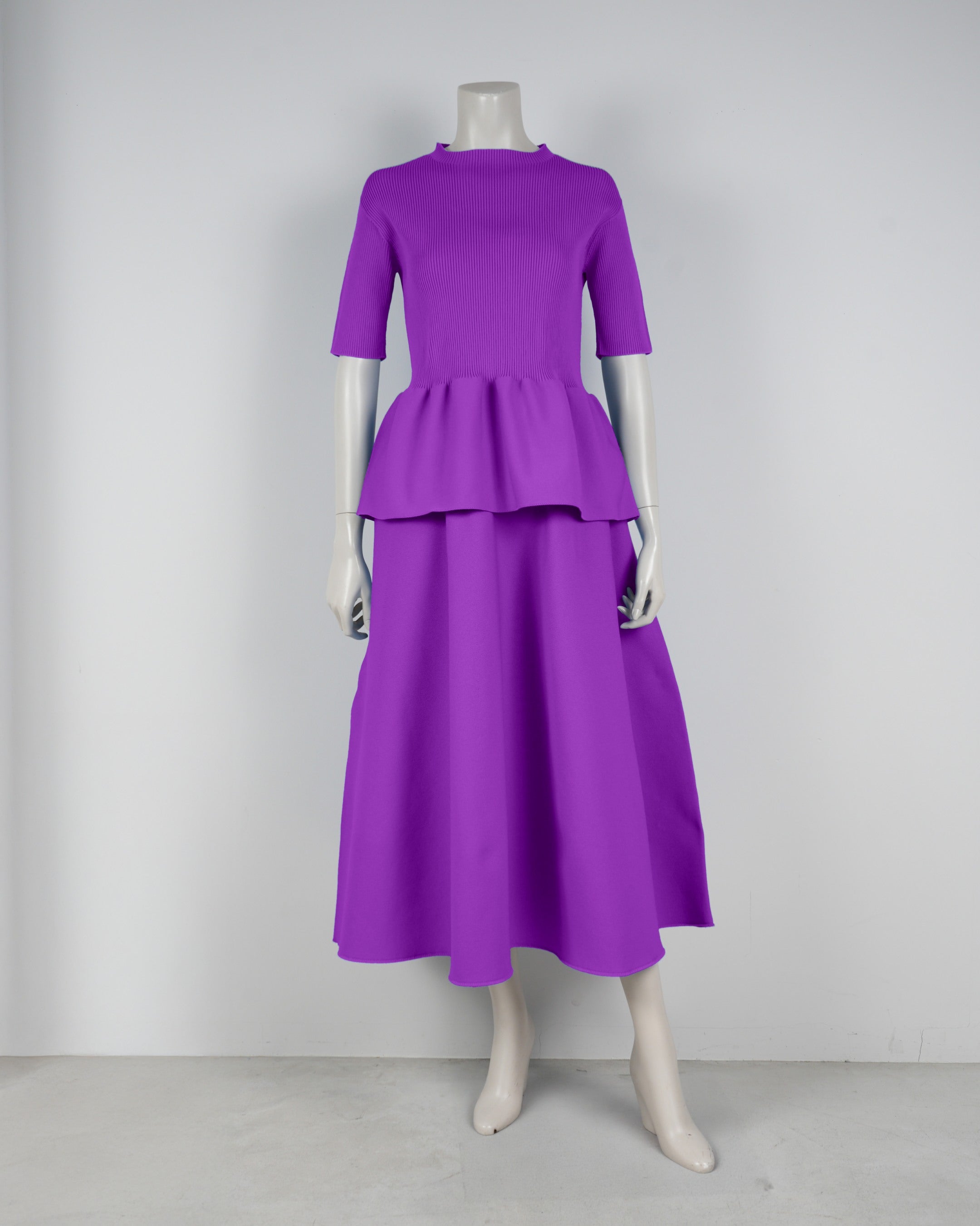 Short-sleeved peplum pullover x draped skirt