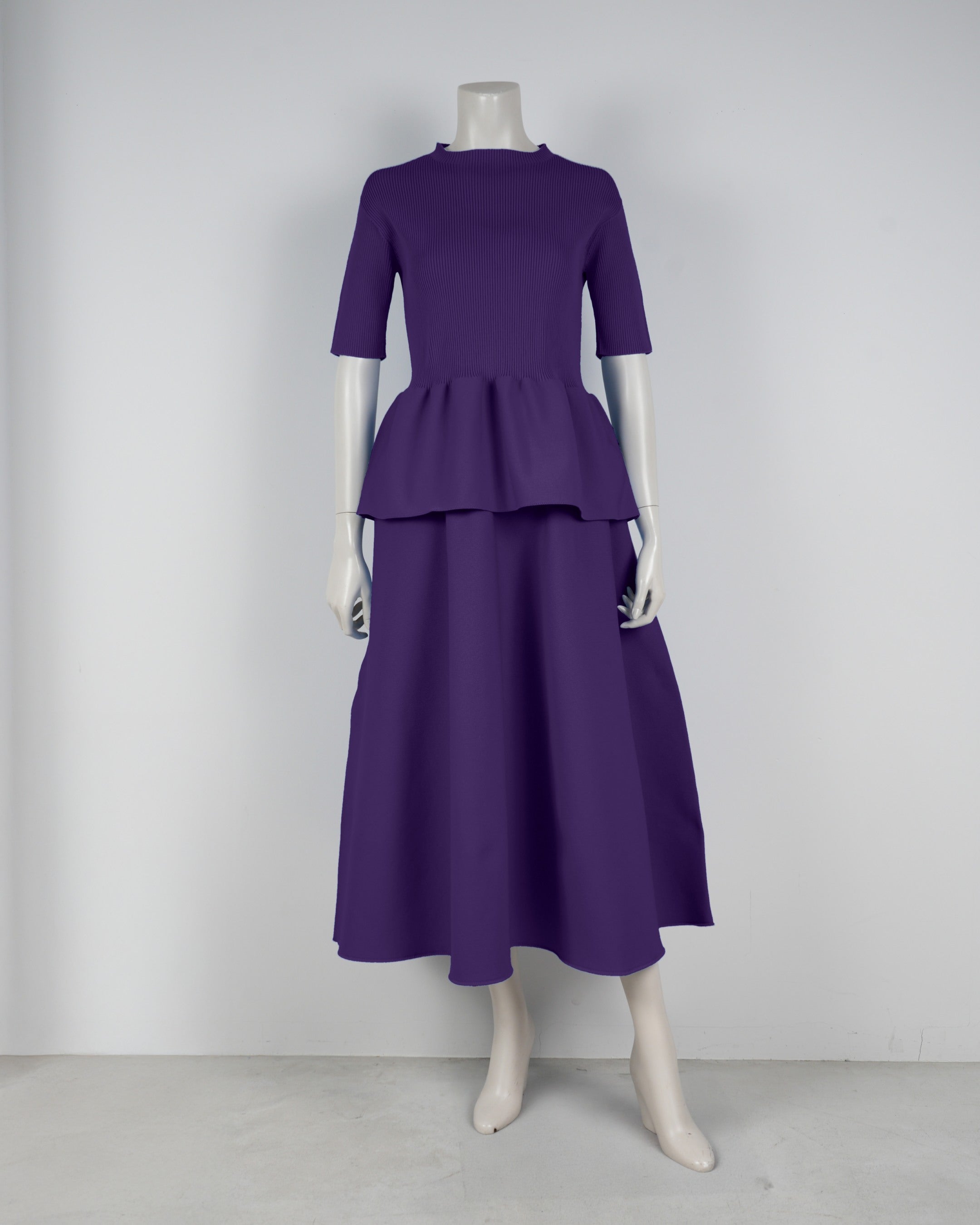 Short-sleeved peplum pullover x draped skirt