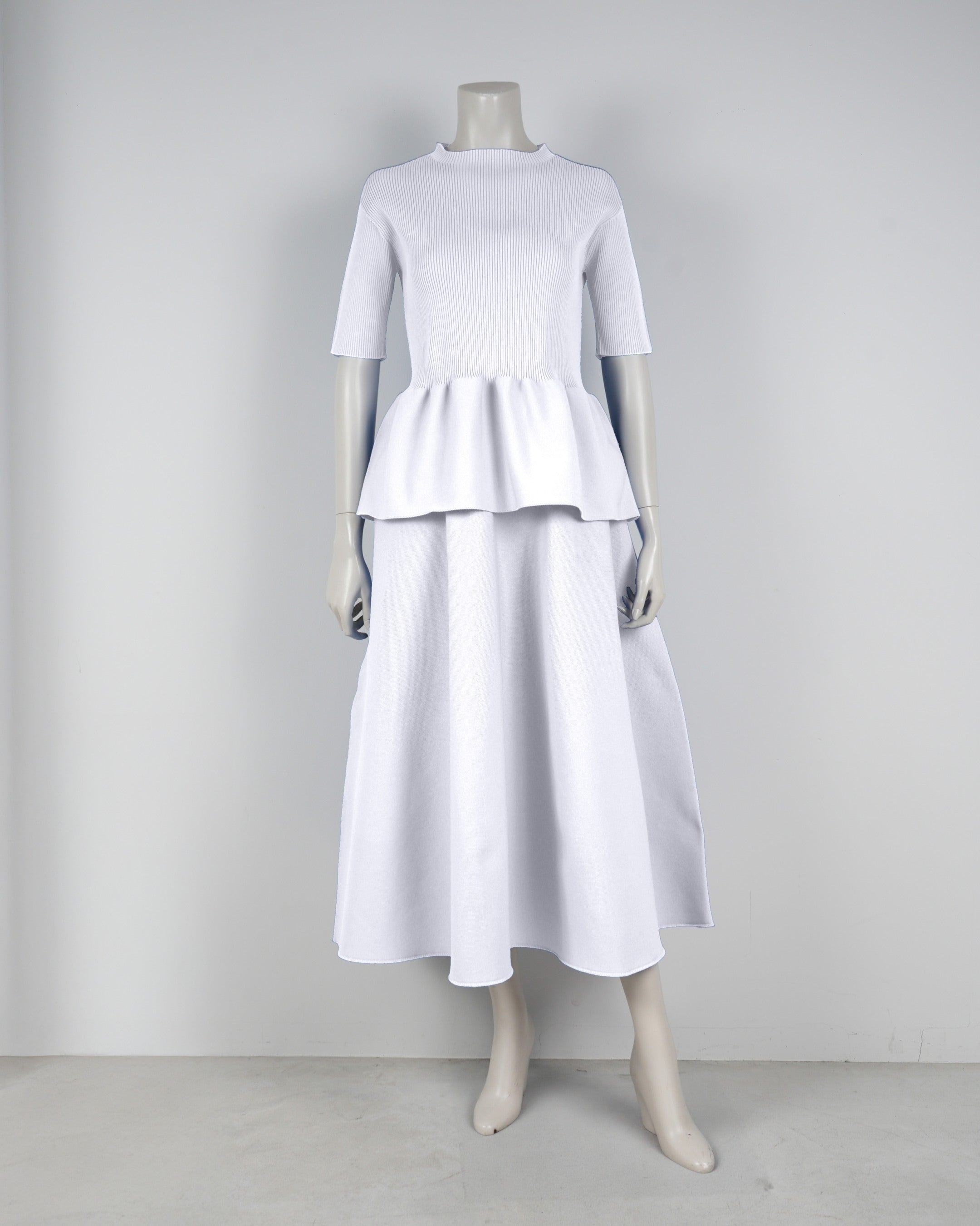 Short-sleeved peplum pullover x draped skirt