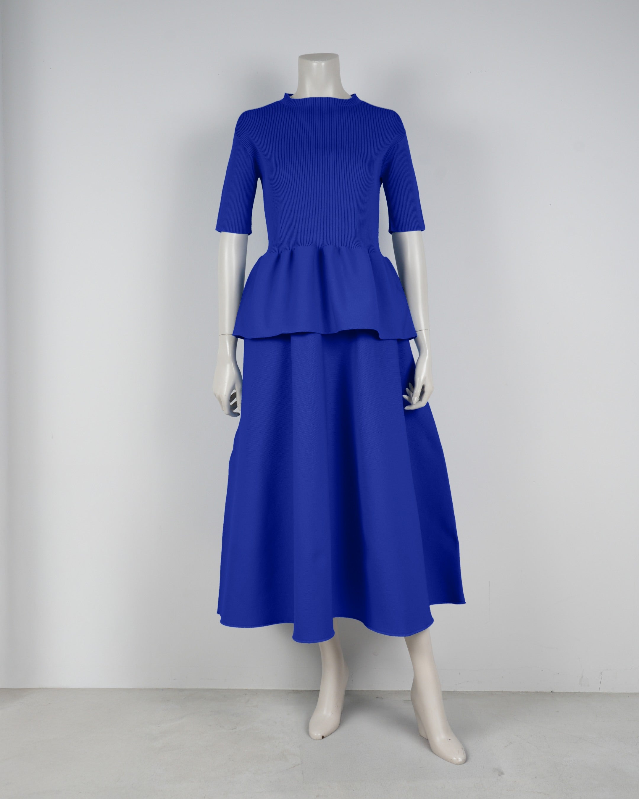 Short-sleeved peplum pullover x draped skirt