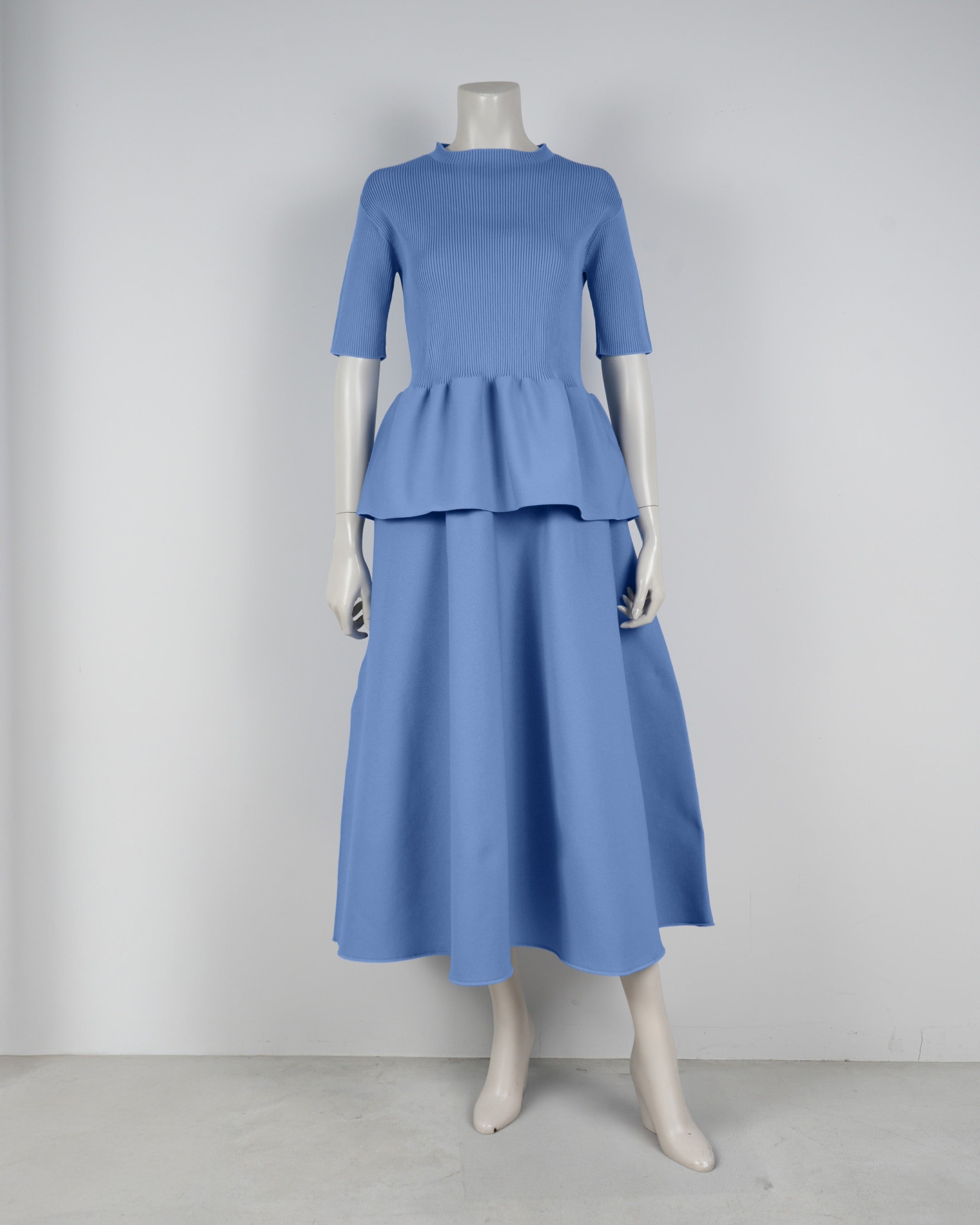 Short-sleeved peplum pullover x draped skirt