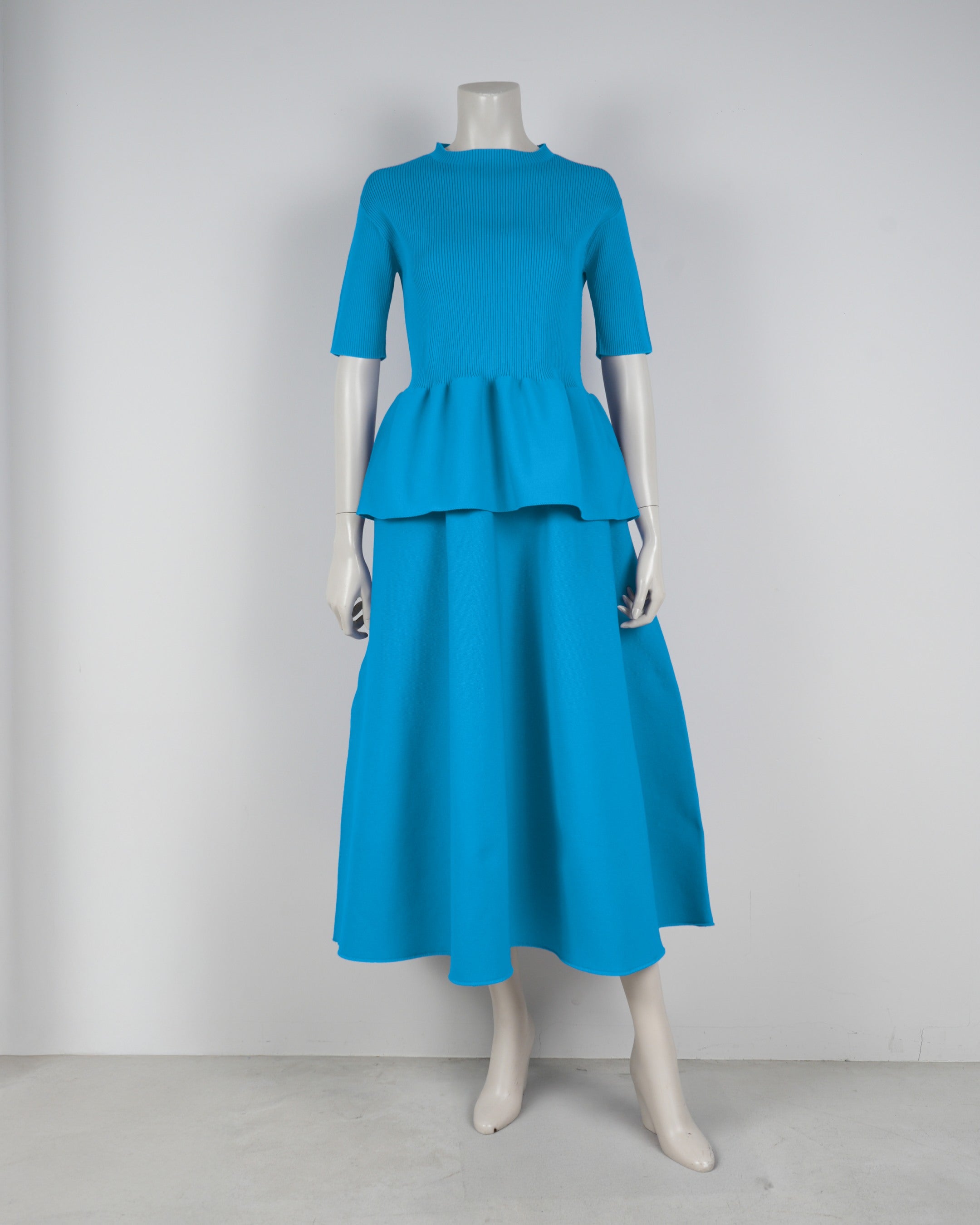 Short-sleeved peplum pullover x draped skirt